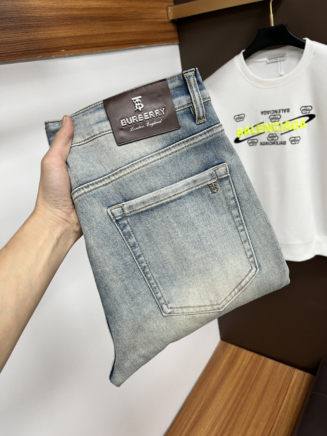 NO:645503,Burberry's autumn and winter new models are available at the official website counter simultaneously. The original order is very good. A super stylish pair of jeans. Customized original washed denim fabric. Unique design. Top-notch printing technology letter pattern logo. Original hardware accessories. An extremely outstanding pair of jeans. S13. The materials and craftsmanship are extremely luxurious and exquisite. The grade is extremely high. The upper body is handsome and stylish. Recommended, code number 29-38, burberry,jeans,alexander wang19860909巴宝莉 秋冬新款 官网专柜同步有售,原单狠货,超级有范儿的一款牛仔裤,定制原版水洗牛仔面料,独特设计,顶级印花工艺字母图案logo,原版五金辅料装饰,极为翘楚的一款牛仔裤,S13 用料与工艺都极致奢华精湛,档次极高,上身帅气有型,推荐,码数29—38,,burberry,jeans,alexander wang,Men's clothing