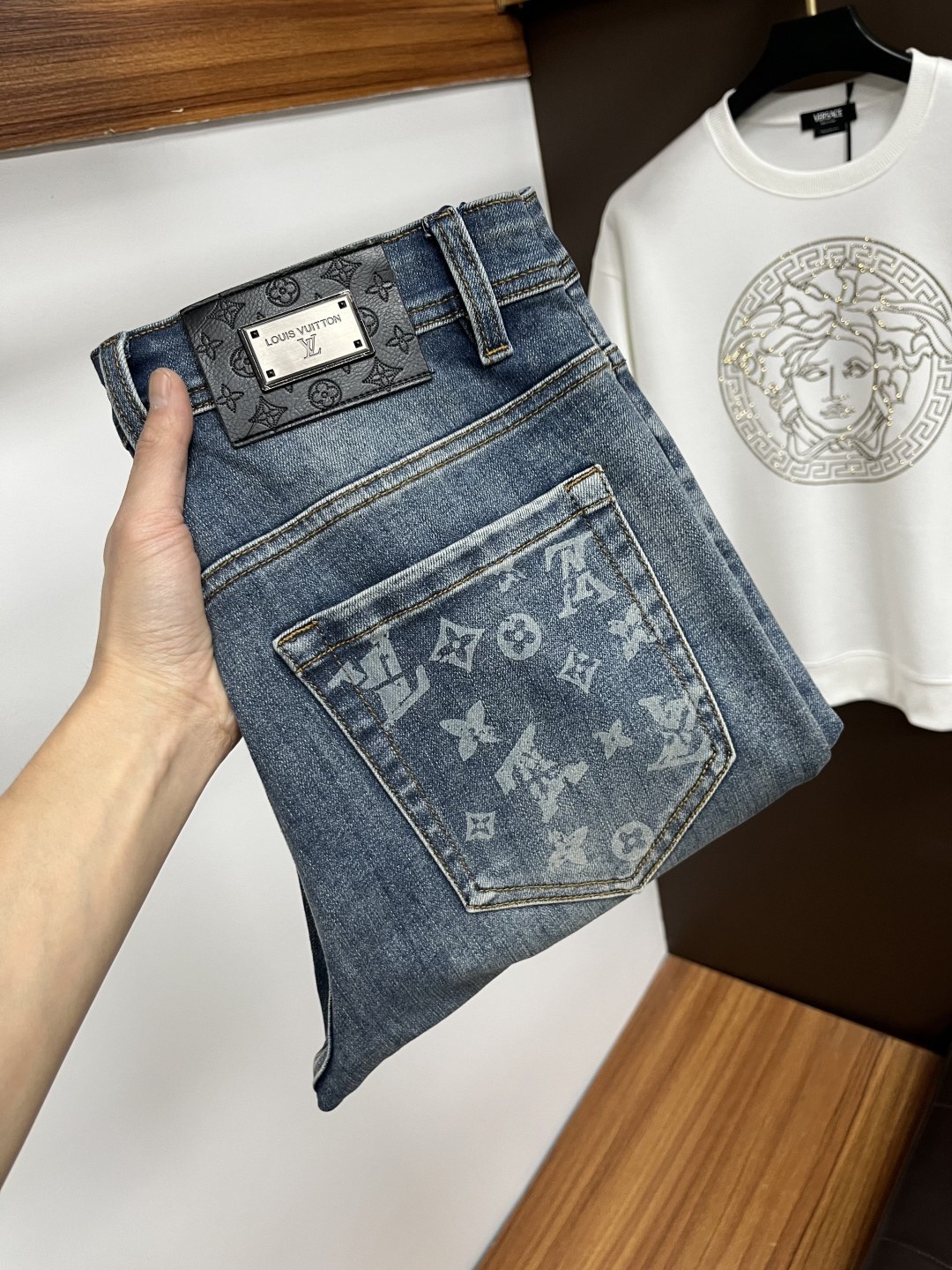 NO:644492,LV's new autumn and winter styles are available at the official website counter at the same time. The original order is very good, a super stylish pair of jeans, customized original washed denim fabric, unique design, top-notch printing technology letter pattern logo, original hardware accessories decoration, an extremely outstanding pair of jeans, S13 materials and craftsmanship are extremely luxurious and exquisite, extremely high-grade, handsome and stylish upper body, recommended, code number 29-38,, louis vuitton, jeans, alexander wang19860909LV 秋冬新款 官网专柜同步有售,原单狠货,超级有范儿的一款牛仔裤,定制原版水洗牛仔面料,独特设计,顶级印花工艺字母图案logo,原版五金辅料装饰,极为翘楚的一款牛仔裤,S13 用料与工艺都极致奢华精湛,档次极高,上身帅气有型,推荐,码数29—38,,louis vuitton,jeans,alexander wang,Men's clothing