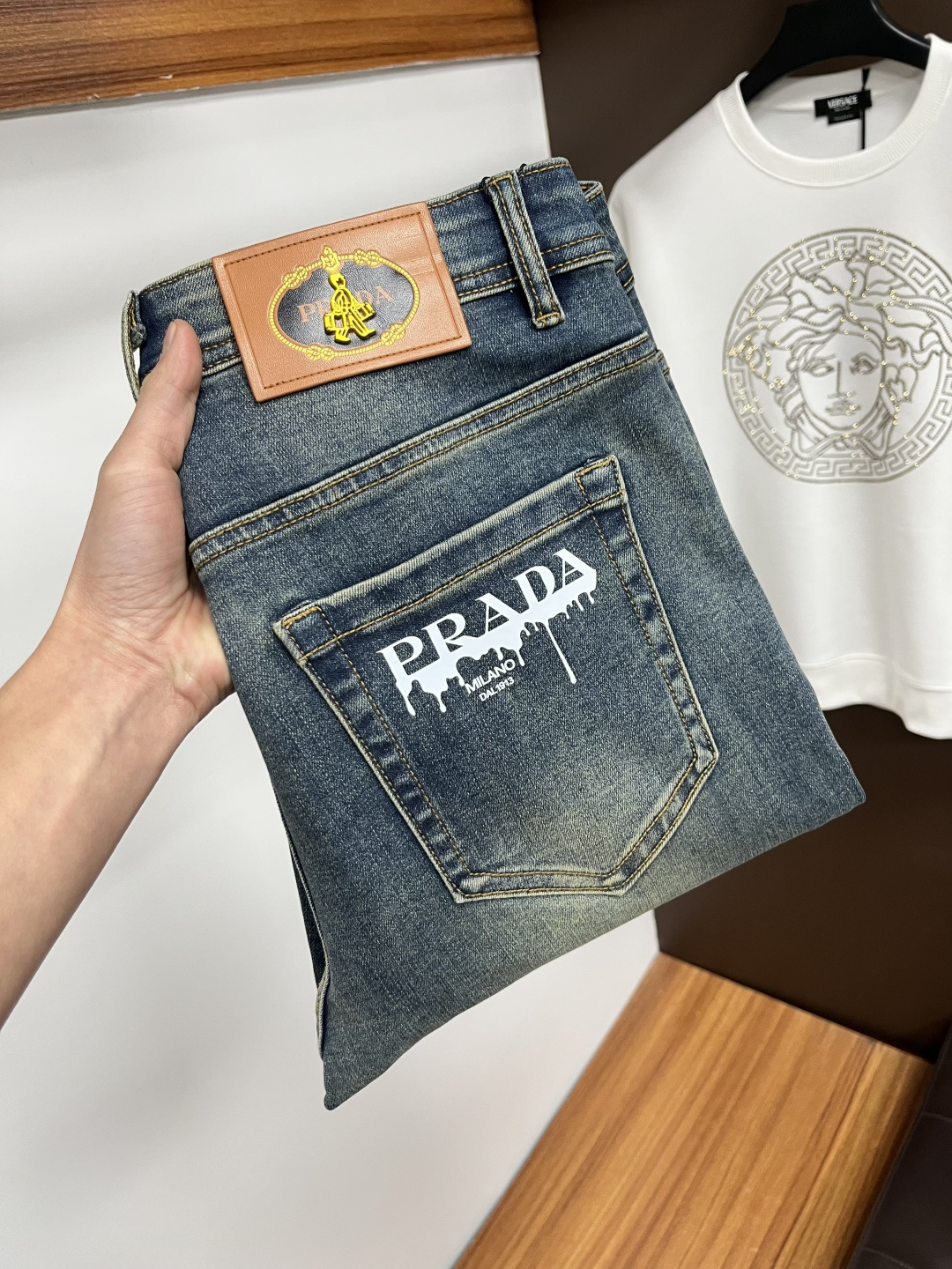 NO:644495,Prada's new autumn and winter styles are available at the official counter at the same time. The original order is very good, a super stylish pair of jeans, customized original washed denim fabric, unique design, top-notch printing technology letter pattern logo, original hardware accessories decoration, an extremely outstanding pair of jeans, S13 materials and craftsmanship are extremely luxurious and exquisite, extremely high-grade, handsome and stylish upper body, recommended, code number 29-38,, prada,jeans,alexander wang19860909普拉达 秋冬新款 官网专柜同步有售,原单狠货,超级有范儿的一款牛仔裤,定制原版水洗牛仔面料,独特设计,顶级印花工艺字母图案logo,原版五金辅料装饰,极为翘楚的一款牛仔裤,S13 用料与工艺都极致奢华精湛,档次极高,上身帅气有型,推荐,码数29—38,,prada,jeans,alexander wang,Men's clothing