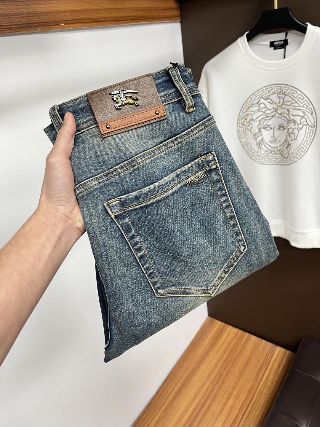 NO:644498,Burberry's autumn and winter new models are available at the official website counter simultaneously. The original order is very good. A super stylish pair of jeans. Customized original washed denim fabric. Unique design. Top-notch printing technology letter pattern logo. Original hardware accessories. An extremely outstanding pair of jeans. S13. The materials and craftsmanship are extremely luxurious and exquisite. The grade is extremely high. The upper body is handsome and stylish. Recommended, code number 29-38, burberry,jeans,alexander wang19860909巴宝莉 秋冬新款 官网专柜同步有售,原单狠货,超级有范儿的一款牛仔裤,定制原版水洗牛仔面料,独特设计,顶级印花工艺字母图案logo,原版五金辅料装饰,极为翘楚的一款牛仔裤,S13 用料与工艺都极致奢华精湛,档次极高,上身帅气有型,推荐,码数29—38,,burberry,jeans,alexander wang,Men's clothing