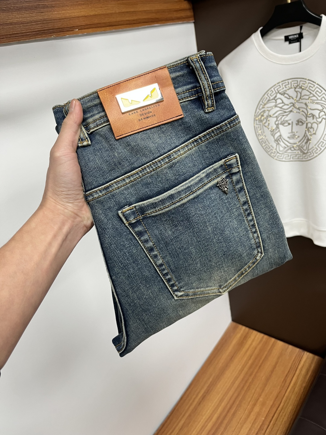 NO:644501,Fendi's new autumn and winter styles are available at the official website counter at the same time, the original order is very good, a super stylish pair of jeans, customized original washed denim fabric, unique design, top-notch printing technology letter pattern logo, original hardware accessories decoration, an extremely outstanding pair of jeans, S13 materials and craftsmanship are extremely luxurious and exquisite, extremely high-grade, handsome and stylish upper body, recommended, code number 29-38,, fendi,jeans,alexander wang19860909芬迪 秋冬新款 官网专柜同步有售,原单狠货,超级有范儿的一款牛仔裤,定制原版水洗牛仔面料,独特设计,顶级印花工艺字母图案logo,原版五金辅料装饰,极为翘楚的一款牛仔裤,S13 用料与工艺都极致奢华精湛,档次极高,上身帅气有型,推荐,码数29—38,,fendi,jeans,alexander wang,Men's clothing