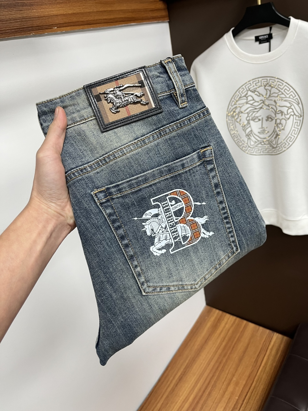 NO:644504,Burberry's autumn and winter new models are available at the official website counter simultaneously. The original order is very good. A super stylish pair of jeans. Customized original washed denim fabric. Unique design. Top-notch printing technology letter pattern logo. Original hardware accessories. An extremely outstanding pair of jeans. S13. The materials and craftsmanship are extremely luxurious and exquisite. The grade is extremely high. The upper body is handsome and stylish. Recommended, code number 29-38, burberry,jeans,alexander wang19860909巴宝莉 秋冬新款 官网专柜同步有售,原单狠货,超级有范儿的一款牛仔裤,定制原版水洗牛仔面料,独特设计,顶级印花工艺字母图案logo,原版五金辅料装饰,极为翘楚的一款牛仔裤,S13 用料与工艺都极致奢华精湛,档次极高,上身帅气有型,推荐,码数29—38,,burberry,jeans,alexander wang,Men's clothing