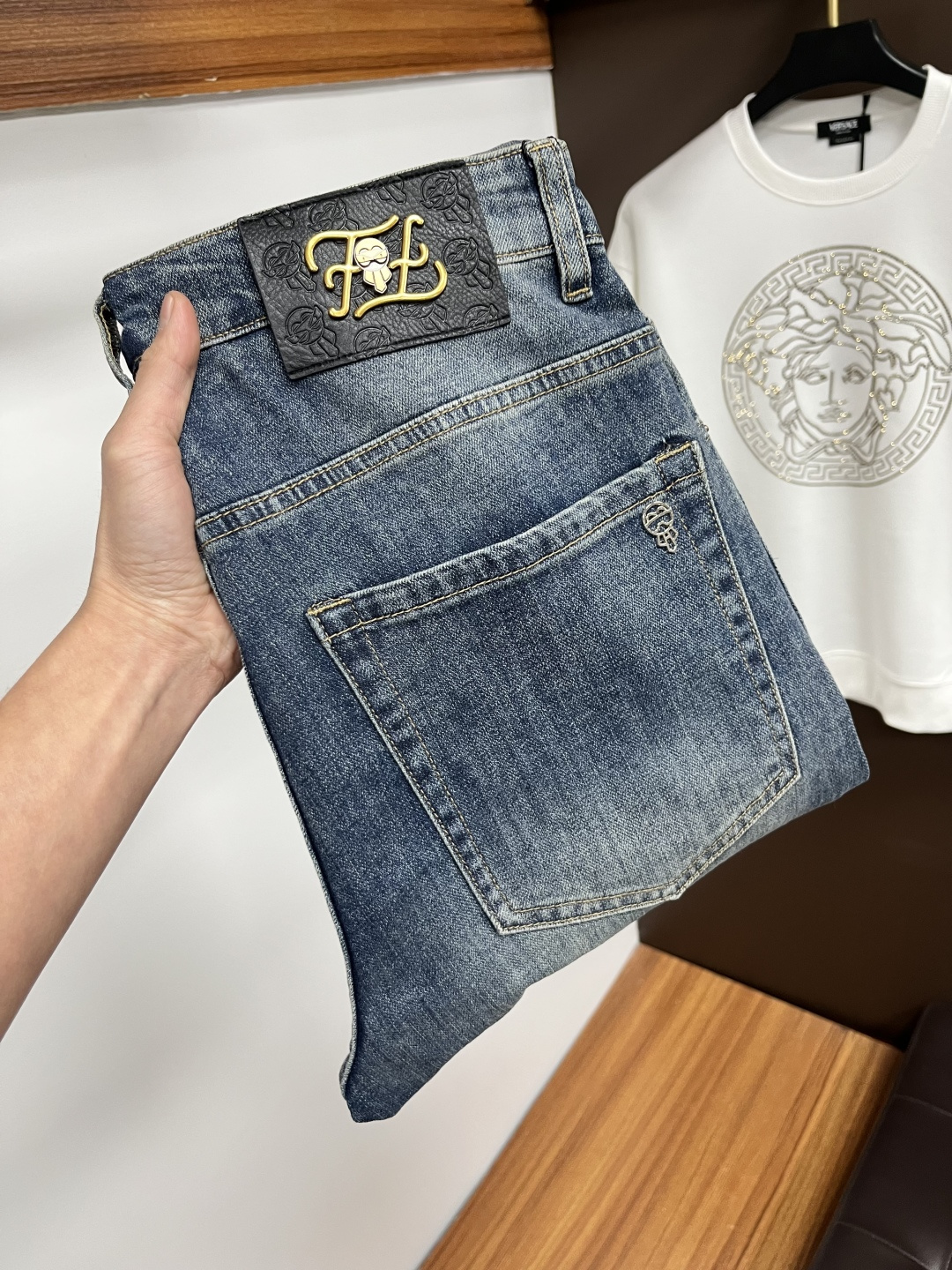 NO:644507,Fendi's new autumn and winter styles are available at the official website counter at the same time, the original order is very good, a super stylish pair of jeans, customized original washed denim fabric, unique design, top-notch printing technology letter pattern logo, original hardware accessories decoration, an extremely outstanding pair of jeans, S13 materials and craftsmanship are extremely luxurious and exquisite, extremely high-grade, handsome and stylish upper body, recommended, code number 29-38,, fendi,jeans,alexander wang19860909芬迪 秋冬新款 官网专柜同步有售,原单狠货,超级有范儿的一款牛仔裤,定制原版水洗牛仔面料,独特设计,顶级印花工艺字母图案logo,原版五金辅料装饰,极为翘楚的一款牛仔裤,S13 用料与工艺都极致奢华精湛,档次极高,上身帅气有型,推荐,码数29—38,,fendi,jeans,alexander wang,Men's clothing