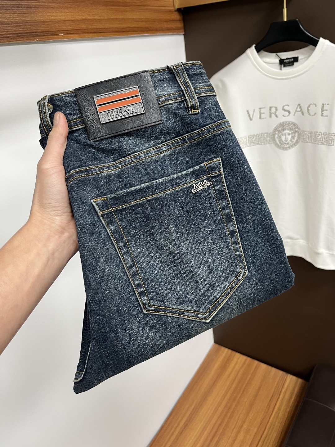 NO:644484,Ermenegildo Zegna's new autumn and winter styles are available at the official website counter at the same time, the original order is very good, a super stylish pair of jeans, customized original washed denim fabric, unique design, top-notch printing technology letter pattern logo, original hardware accessories decoration, an extremely outstanding pair of jeans, S13 materials and craftsmanship are extremely luxurious and exquisite, extremely high-grade, handsome and stylish upper body, recommended, code number 29-38,,zegna,jeans,alexander wang19860909杰尼亚 秋冬新款 官网专柜同步有售,原单狠货,超级有范儿的一款牛仔裤,定制原版水洗牛仔面料,独特设计,顶级印花工艺字母图案logo,原版五金辅料装饰,极为翘楚的一款牛仔裤,S13 用料与工艺都极致奢华精湛,档次极高,上身帅气有型,推荐,码数29—38,,zegna,jeans,alexander wang,Men's clothing