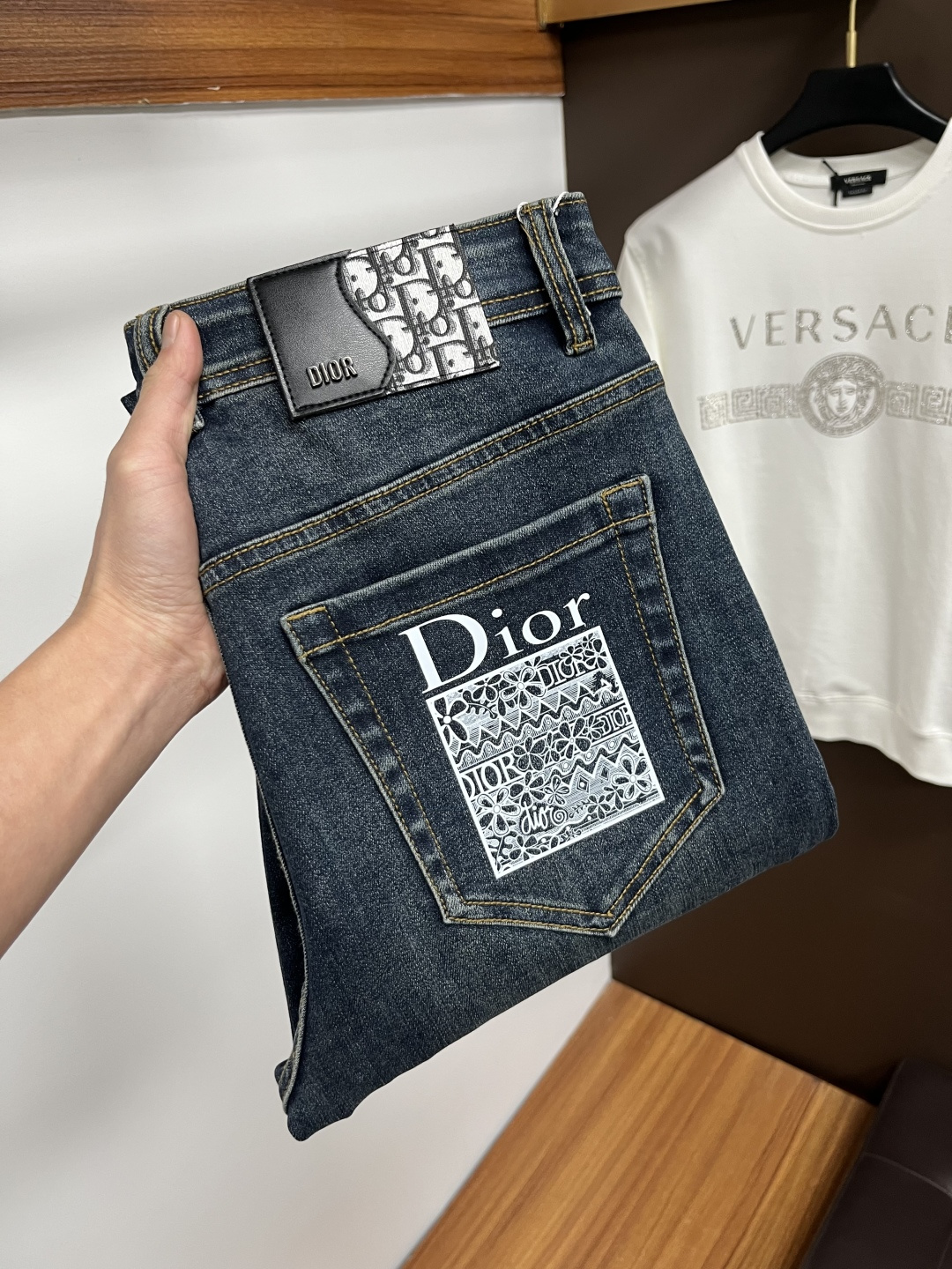 NO:644487,Dior's new autumn and winter styles are available at the official website counter at the same time, the original order is very good, a super stylish pair of jeans, customized original washed denim fabric, unique design, top-notch printing technology letter pattern logo, original hardware accessories decoration, an extremely outstanding pair of jeans, S13 materials and craftsmanship are extremely luxurious and exquisite, extremely high-grade, handsome and stylish upper body, recommended, code number 29-38,, dior,jeans,alexander wang19860909迪奥 秋冬新款 官网专柜同步有售,原单狠货,超级有范儿的一款牛仔裤,定制原版水洗牛仔面料,独特设计,顶级印花工艺字母图案logo,原版五金辅料装饰,极为翘楚的一款牛仔裤,S13 用料与工艺都极致奢华精湛,档次极高,上身帅气有型,推荐,码数29—38,,dior,jeans,alexander wang,Men's clothing