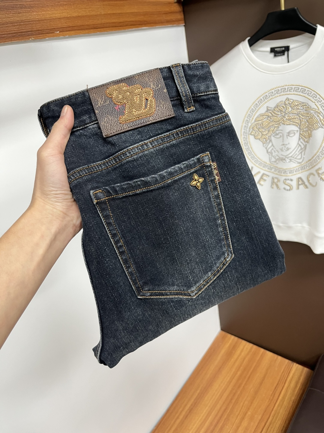 NO:645512,LV's latest 2025 autumn jeans are stress-free in and out of the store. Best-selling models in the counter. Taste and value are shared. Very comfortable to wear. Low-key yet luxurious. Very classy to wear. Needless to say the trousers style and cut. The upper body is exquisite and vivid. Real first-class top quality. Really top-level casual pants, using Turkish cotton. The most famous denim is produced. The quality is outstanding. After heavy washing, the pants are very soft. The straight-leg version is not picky.  The upper body is absolutely stylish QD25 is extremely luxurious!  Size 29-38,,louis vuitton,jeans,alexander wang19860909LV 2025年秋季最新品牛仔裤出入专卖店无压力 专柜热销款 品味与价值共享 身穿着非常舒适 低调不失奢华 穿出去非常有档次,裤型款式和裁剪亦无需多言 上身精致跃然.真正一等一顶级质料 真正殿堂级的休闲裤,选用土耳其的棉花 生产出最有名的单宁布 品质卓然 经过重水洗使得裤子很柔软 直脚的版型 不挑人 上身绝对的有型 QD25 极度奢华！尺码29-38,,louis vuitton,jeans,alexander wang,Men's clothing