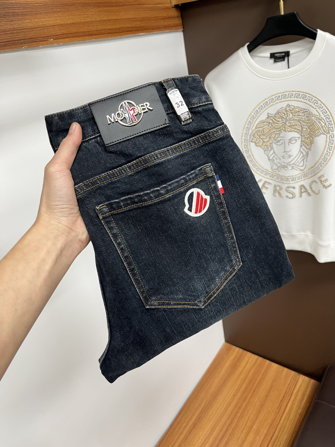 NO:645515,Mengkou 2025 autumn latest jeans, no pressure to go in and out of the store. Best-selling models in the counter. Shared taste and value. Very comfortable to wear. Low-key yet luxurious. Very classy to wear. Needless to say the trousers style and cut. The upper body is exquisite and vivid. Real first-class top quality. Really palace-level casual pants, using Turkish cotton. The most famous denim is produced. The quality is outstanding. After heavy washing, the pants are very soft. Straight-leg version.  Don't be picky, the upper body is absolutely stylish QD25 is extremely luxurious!  Size 29-38,,Moncler,jeans,alexander wang19860909蒙口 2025年秋季最新品牛仔裤出入专卖店无压力 专柜热销款 品味与价值共享 身穿着非常舒适 低调不失奢华 穿出去非常有档次,裤型款式和裁剪亦无需多言 上身精致跃然.真正一等一顶级质料 真正殿堂级的休闲裤,选用土耳其的棉花 生产出最有名的单宁布 品质卓然 经过重水洗使得裤子很柔软 直脚的版型 不挑人 上身绝对的有型 QD25 极度奢华！尺码29-38,,Moncler,jeans,alexander wang,Men's clothing