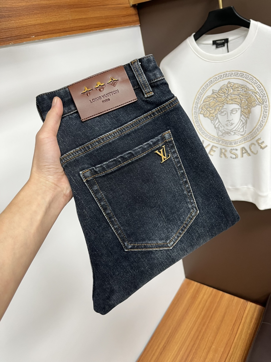 NO:645517,LV's latest 2025 autumn jeans are stress-free in and out of the store. Best-selling models in the counter. Taste and value are shared. Very comfortable to wear. Low-key yet luxurious. Very classy to wear. Needless to say the trousers style and cut. The upper body is exquisite and vivid. Real first-class top quality. Really top-level casual pants, using Turkish cotton. The most famous denim is produced. The quality is outstanding. After heavy washing, the pants are very soft. The straight-leg version is not picky.  The upper body is absolutely stylish QD25 is extremely luxurious!  Size 29-38,,louis vuitton,jeans,alexander wang19860909LV 2025年秋季最新品牛仔裤出入专卖店无压力 专柜热销款 品味与价值共享 身穿着非常舒适 低调不失奢华 穿出去非常有档次,裤型款式和裁剪亦无需多言 上身精致跃然.真正一等一顶级质料 真正殿堂级的休闲裤,选用土耳其的棉花 生产出最有名的单宁布 品质卓然 经过重水洗使得裤子很柔软 直脚的版型 不挑人 上身绝对的有型 QD25 极度奢华！尺码29-38,,louis vuitton,jeans,alexander wang,Men's clothing