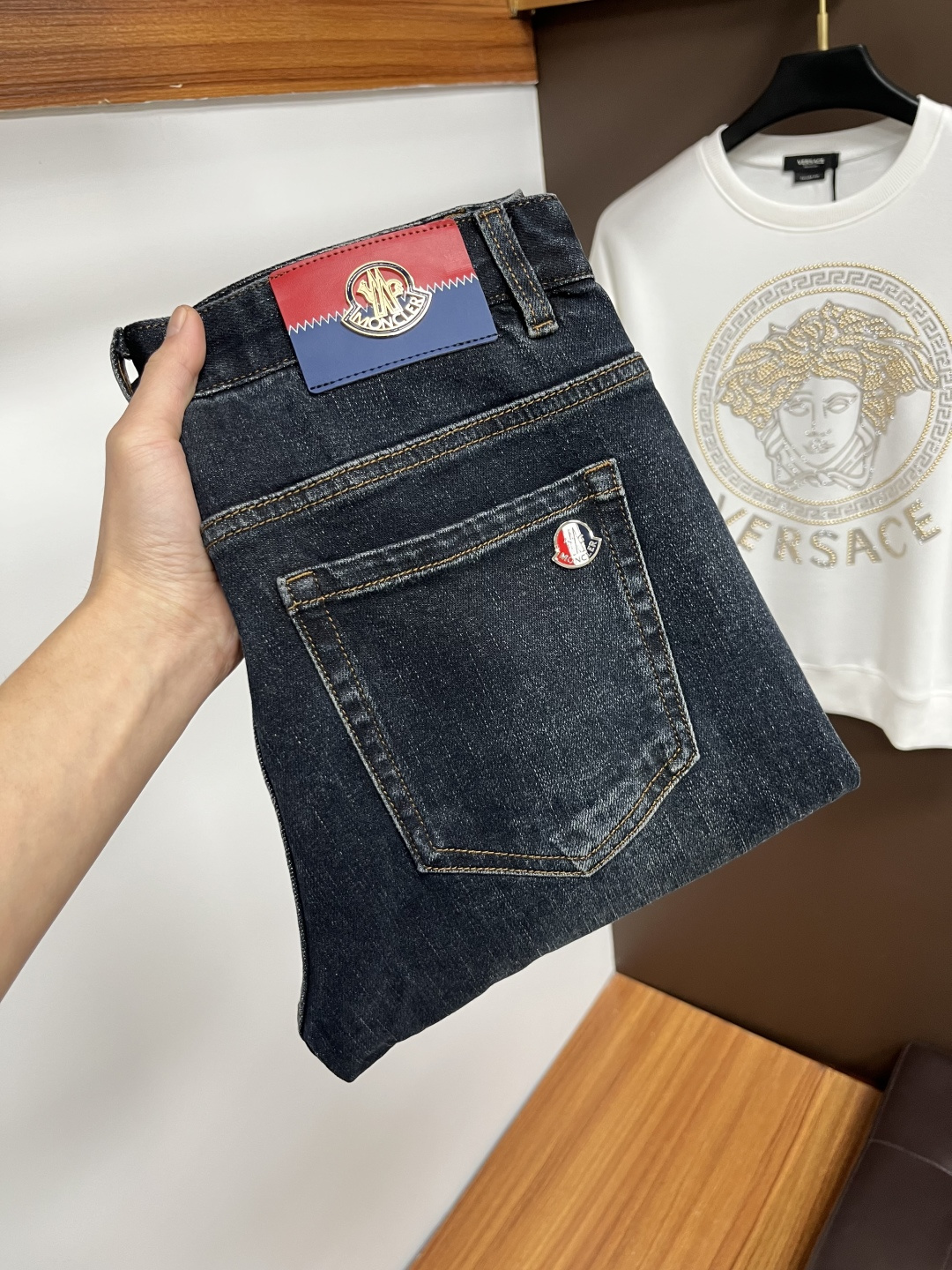 NO:655250,Mengkou's latest autumn jeans are stress-free when entering and leaving the store. Best-selling models in the counter. Taste and value are shared. Very comfortable to wear. Low-key yet luxurious. Very classy to wear. Needless to say the trousers style and cut. The upper body is exquisite and vivid. Really first-class and top-quality materials. Really top-level casual pants, using Turkish cotton. The most famous denim is produced. The quality is outstanding. After heavy washing, the pants are very soft. The straight-leg version is not picky.  The upper body is absolutely stylish QD25 is extremely luxurious!  Size 29-38,,Moncler,jeans,alexander wang19860909蒙口 年秋季最新品牛仔裤出入专卖店无压力 专柜热销款 品味与价值共享 身穿着非常舒适 低调不失奢华 穿出去非常有档次,裤型款式和裁剪亦无需多言 上身精致跃然.真正一等一顶级质料 真正殿堂级的休闲裤,选用土耳其的棉花 生产出最有名的单宁布 品质卓然 经过重水洗使得裤子很柔软 直脚的版型 不挑人 上身绝对的有型 QD25 极度奢华！尺码29-38,,Moncler,jeans,alexander wang,Men's clothing