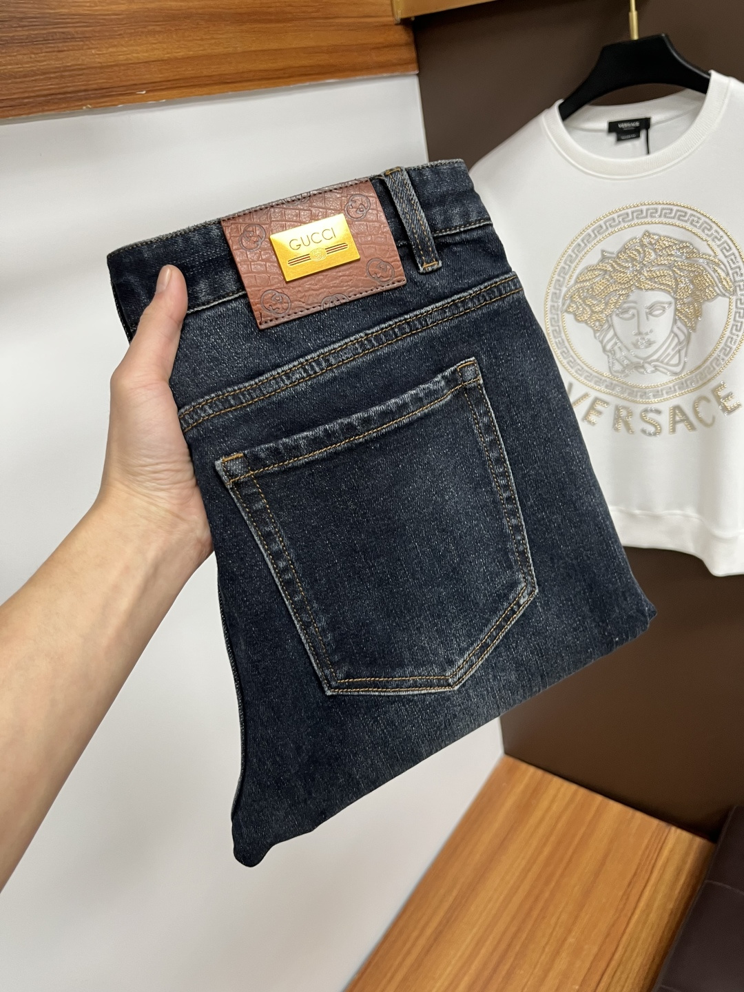 NO:655208,Gucci's latest autumn jeans are stress-free when entering and exiting the store. Best-selling models in the counter. Shared taste and value. Very comfortable to wear. Low-key yet luxurious. Very classy to wear. Needless to say the trousers style and cut. The upper body is exquisite and vivid. Really first-class and top-quality materials. Really top-level casual pants, using Turkish cotton. The most famous denim is produced. The quality is outstanding. After heavy washing, the pants are very soft. The straight-leg version is not picky.  The upper body is absolutely stylish QD25 is extremely luxurious!  Size 29-38,,jeans,alexander wang19860909古奇 年秋季最新品牛仔裤出入专卖店无压力 专柜热销款 品味与价值共享 身穿着非常舒适 低调不失奢华 穿出去非常有档次,裤型款式和裁剪亦无需多言 上身精致跃然.真正一等一顶级质料 真正殿堂级的休闲裤,选用土耳其的棉花 生产出最有名的单宁布 品质卓然 经过重水洗使得裤子很柔软 直脚的版型 不挑人 上身绝对的有型 QD25 极度奢华！尺码29-38,,jeans,alexander wang,Men's clothing