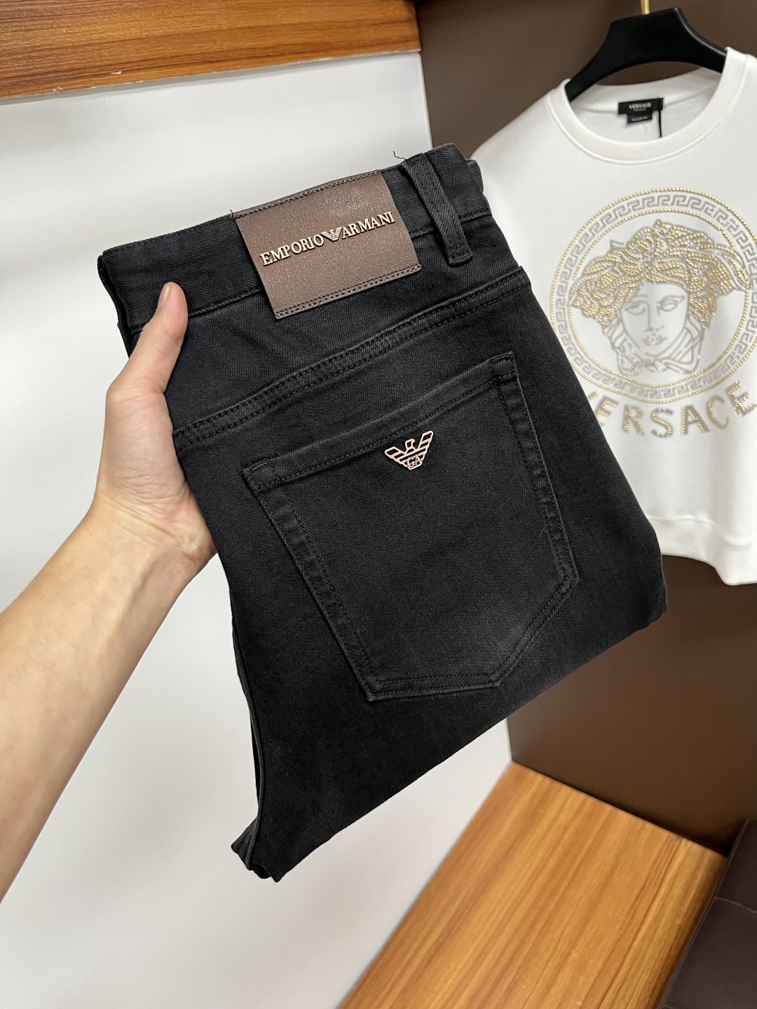 NO:645520,Armani's 2025 autumn latest jeans are stress-free when entering and leaving the store. Best-selling models in the counter. Taste and value are shared. Very comfortable to wear. Low-key yet luxurious. Very classy to wear. Needless to say the trousers style and cut. The upper body is exquisite and vivid. Really first-class and top-quality materials. Really palace-level casual pants, using Turkish cotton to produce the most famous denim. Excellent quality. Heavy washing makes the trousers very soft. Straight-leg version.  Don't be picky, the upper body is absolutely stylish QD25 is extremely luxurious!  Size 29-38,,armani,jeans,alexander wang19860909阿玛尼 2025年秋季最新品牛仔裤出入专卖店无压力 专柜热销款 品味与价值共享 身穿着非常舒适 低调不失奢华 穿出去非常有档次,裤型款式和裁剪亦无需多言 上身精致跃然.真正一等一顶级质料 真正殿堂级的休闲裤,选用土耳其的棉花 生产出最有名的单宁布 品质卓然 经过重水洗使得裤子很柔软 直脚的版型 不挑人 上身绝对的有型 QD25 极度奢华！尺码29-38,,armani,jeans,alexander wang,Men's clothing