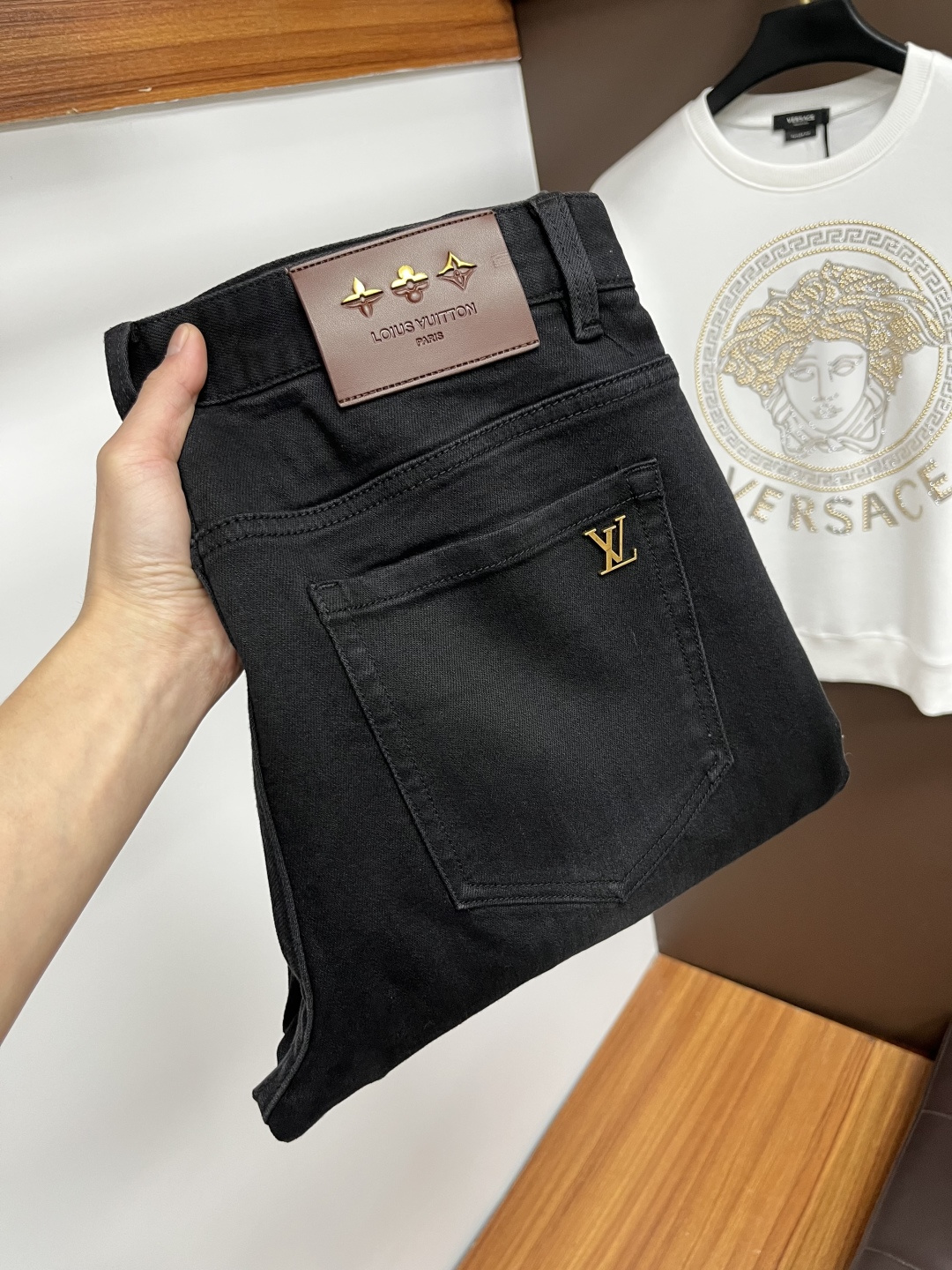 NO:645523,LV's latest 2025 autumn jeans are stress-free in and out of the store. Best-selling models in the counter. Taste and value are shared. Very comfortable to wear. Low-key yet luxurious. Very classy to wear. Needless to say the trousers style and cut. The upper body is exquisite and vivid. Real first-class top quality. Really top-level casual pants, using Turkish cotton. The most famous denim is produced. The quality is outstanding. After heavy washing, the pants are very soft. The straight-leg version is not picky.  The upper body is absolutely stylish QD25 is extremely luxurious!  Size 29-38,,louis vuitton,jeans,alexander wang19860909LV 2025年秋季最新品牛仔裤出入专卖店无压力 专柜热销款 品味与价值共享 身穿着非常舒适 低调不失奢华 穿出去非常有档次,裤型款式和裁剪亦无需多言 上身精致跃然.真正一等一顶级质料 真正殿堂级的休闲裤,选用土耳其的棉花 生产出最有名的单宁布 品质卓然 经过重水洗使得裤子很柔软 直脚的版型 不挑人 上身绝对的有型 QD25 极度奢华！尺码29-38,,louis vuitton,jeans,alexander wang,Men's clothing