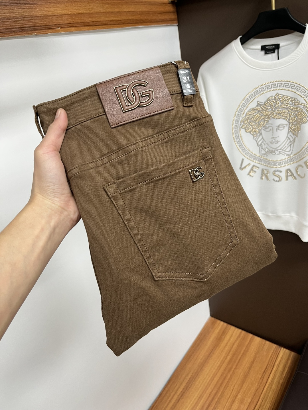 NO:645525,DG's latest 2025 autumn jeans are stress-free when entering and leaving the store. Best-selling models in the counter. Shared taste and value. Very comfortable to wear. Low-key yet luxurious. Very classy to wear. Needless to say the trousers style and cut. The upper body is exquisite and vivid. Real first-class top quality materials. Really top-level casual pants, using Turkish cotton. The most famous denim is produced. The quality is outstanding. After heavy washing, the pants are very soft. The straight-leg shape is not picky.  The upper body is absolutely stylish QD25 is extremely luxurious!  Size 29-38,,jeans,alexander wang19860909DG 2025年秋季最新品牛仔裤出入专卖店无压力 专柜热销款 品味与价值共享 身穿着非常舒适 低调不失奢华 穿出去非常有档次,裤型款式和裁剪亦无需多言 上身精致跃然.真正一等一顶级质料 真正殿堂级的休闲裤,选用土耳其的棉花 生产出最有名的单宁布 品质卓然 经过重水洗使得裤子很柔软 直脚的版型 不挑人 上身绝对的有型 QD25 极度奢华！尺码29-38,,jeans,alexander wang,Men's clothing