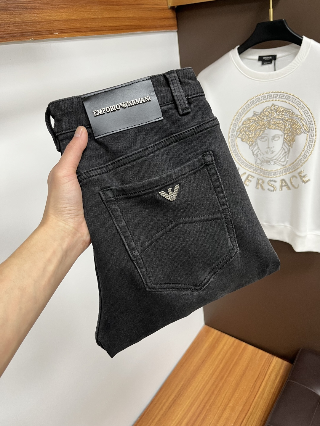 NO:645527,Armani's 2025 autumn latest jeans are stress-free when entering and leaving the store. Best-selling models in the counter. Taste and value are shared. Very comfortable to wear. Low-key yet luxurious. Very classy to wear. Needless to say the trousers style and cut. The upper body is exquisite and vivid. Really first-class and top-quality materials. Really palace-level casual pants, using Turkish cotton to produce the most famous denim. Excellent quality. Heavy washing makes the trousers very soft. Straight-leg version.  Don't be picky, the upper body is absolutely stylish QD25 is extremely luxurious!  Size 29-38,,armani,jeans,alexander wang19860909阿玛尼 2025年秋季最新品牛仔裤出入专卖店无压力 专柜热销款 品味与价值共享 身穿着非常舒适 低调不失奢华 穿出去非常有档次,裤型款式和裁剪亦无需多言 上身精致跃然.真正一等一顶级质料 真正殿堂级的休闲裤,选用土耳其的棉花 生产出最有名的单宁布 品质卓然 经过重水洗使得裤子很柔软 直脚的版型 不挑人 上身绝对的有型 QD25 极度奢华！尺码29-38,,armani,jeans,alexander wang,Men's clothing