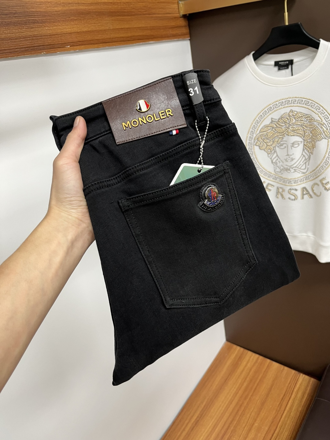 NO:647549,Mengkou 2025 autumn latest jeans, no pressure to go in and out of the store. Best-selling models in the counter. Shared taste and value. Very comfortable to wear. Low-key yet luxurious. Very classy to wear. Needless to say the trousers style and cut. The upper body is exquisite and vivid. Real first-class top quality. Really palace-level casual pants, using Turkish cotton. The most famous denim is produced. The quality is outstanding. After heavy washing, the pants are very soft. Straight-leg version.  Don't be picky, the upper body is absolutely stylish QD25 is extremely luxurious!  Size 29-38,,Moncler,jeans,alexander wang19860909蒙口 2025年秋季最新品牛仔裤出入专卖店无压力 专柜热销款 品味与价值共享 身穿着非常舒适 低调不失奢华 穿出去非常有档次,裤型款式和裁剪亦无需多言 上身精致跃然.真正一等一顶级质料 真正殿堂级的休闲裤,选用土耳其的棉花 生产出最有名的单宁布 品质卓然 经过重水洗使得裤子很柔软 直脚的版型 不挑人 上身绝对的有型 QD25 极度奢华！尺码29-38,,Moncler,jeans,alexander wang,Men's clothing