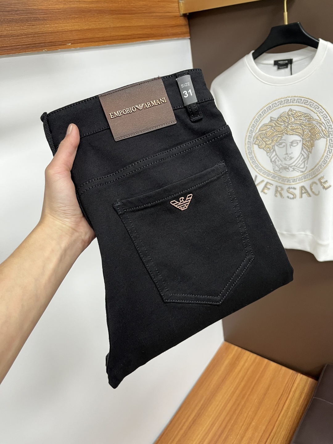 NO:647556,Armani's 2025 autumn latest jeans are stress-free when entering and leaving the store. Best-selling models in the counter. Taste and value are shared. Very comfortable to wear. Low-key yet luxurious. Very classy to wear. Needless to say the trousers style and cut. The upper body is exquisite and vivid. Really first-class and top-quality materials. Really palace-level casual pants, using Turkish cotton to produce the most famous denim. Excellent quality. Heavy washing makes the trousers very soft. Straight-leg version.  Don't be picky, the upper body is absolutely stylish QD25 is extremely luxurious!  Size 29-38,,armani,jeans,alexander wang19860909阿玛尼 2025年秋季最新品牛仔裤出入专卖店无压力 专柜热销款 品味与价值共享 身穿着非常舒适 低调不失奢华 穿出去非常有档次,裤型款式和裁剪亦无需多言 上身精致跃然.真正一等一顶级质料 真正殿堂级的休闲裤,选用土耳其的棉花 生产出最有名的单宁布 品质卓然 经过重水洗使得裤子很柔软 直脚的版型 不挑人 上身绝对的有型 QD25 极度奢华！尺码29-38,,armani,jeans,alexander wang,Men's clothing