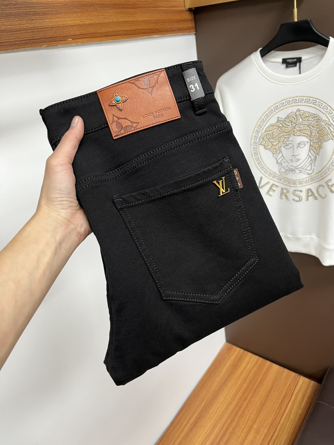 NO:647563,LV's latest 2025 autumn jeans are stress-free in and out of the store. Best-selling models in the counter. Taste and value are shared. Very comfortable to wear. Low-key yet luxurious. Very classy to wear. Needless to say the trousers style and cut. The upper body is exquisite and vivid. Real first-class top quality. Really top-level casual pants, using Turkish cotton. The most famous denim is produced. The quality is outstanding. After heavy washing, the pants are very soft. The straight-leg version is not picky.  The upper body is absolutely stylish QD25 is extremely luxurious!  Size 29-38,,louis vuitton,jeans,alexander wang19860909LV 2025年秋季最新品牛仔裤出入专卖店无压力 专柜热销款 品味与价值共享 身穿着非常舒适 低调不失奢华 穿出去非常有档次,裤型款式和裁剪亦无需多言 上身精致跃然.真正一等一顶级质料 真正殿堂级的休闲裤,选用土耳其的棉花 生产出最有名的单宁布 品质卓然 经过重水洗使得裤子很柔软 直脚的版型 不挑人 上身绝对的有型 QD25 极度奢华！尺码29-38,,louis vuitton,jeans,alexander wang,Men's clothing