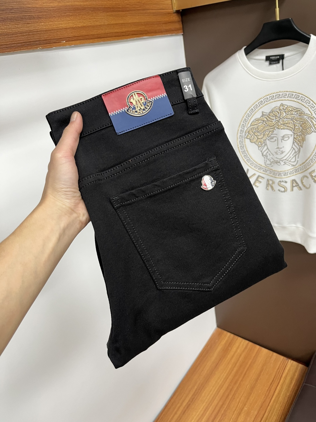 NO:647571,Mengkou 2025 autumn latest jeans, no pressure to go in and out of the store. Best-selling models in the counter. Shared taste and value. Very comfortable to wear. Low-key yet luxurious. Very classy to wear. Needless to say the trousers style and cut. The upper body is exquisite and vivid. Real first-class top quality. Really palace-level casual pants, using Turkish cotton. The most famous denim is produced. The quality is outstanding. After heavy washing, the pants are very soft. Straight-leg version.  Don't be picky, the upper body is absolutely stylish QD25 is extremely luxurious!  Size 29-38,,Moncler,jeans,alexander wang19860909蒙口 2025年秋季最新品牛仔裤出入专卖店无压力 专柜热销款 品味与价值共享 身穿着非常舒适 低调不失奢华 穿出去非常有档次,裤型款式和裁剪亦无需多言 上身精致跃然.真正一等一顶级质料 真正殿堂级的休闲裤,选用土耳其的棉花 生产出最有名的单宁布 品质卓然 经过重水洗使得裤子很柔软 直脚的版型 不挑人 上身绝对的有型 QD25 极度奢华！尺码29-38,,Moncler,jeans,alexander wang,Men's clothing