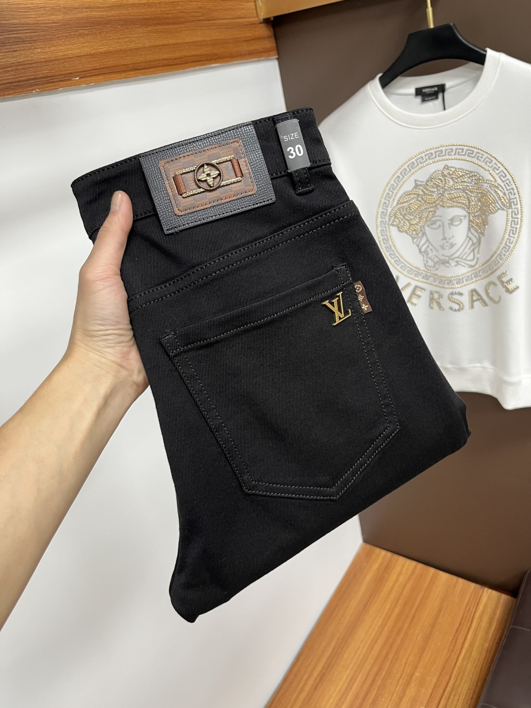 NO:647579,LV's latest 2025 autumn jeans are stress-free in and out of the store. Best-selling models in the counter. Taste and value are shared. Very comfortable to wear. Low-key yet luxurious. Very classy to wear. Needless to say the trousers style and cut. The upper body is exquisite and vivid. Real first-class top quality. Really top-level casual pants, using Turkish cotton. The most famous denim is produced. The quality is outstanding. After heavy washing, the pants are very soft. The straight-leg version is not picky.  The upper body is absolutely stylish QD25 is extremely luxurious!  Size 29-38,,louis vuitton,jeans,alexander wang19860909LV 2025年秋季最新品牛仔裤出入专卖店无压力 专柜热销款 品味与价值共享 身穿着非常舒适 低调不失奢华 穿出去非常有档次,裤型款式和裁剪亦无需多言 上身精致跃然.真正一等一顶级质料 真正殿堂级的休闲裤,选用土耳其的棉花 生产出最有名的单宁布 品质卓然 经过重水洗使得裤子很柔软 直脚的版型 不挑人 上身绝对的有型 QD25 极度奢华！尺码29-38,,louis vuitton,jeans,alexander wang,Men's clothing