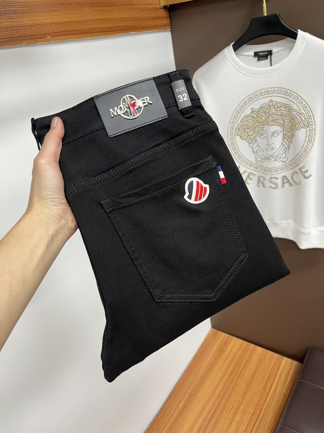 NO:647586,Mengkou 2025 autumn latest jeans, no pressure to go in and out of the store. Best-selling models in the counter. Shared taste and value. Very comfortable to wear. Low-key yet luxurious. Very classy to wear. Needless to say the trousers style and cut. The upper body is exquisite and vivid. Real first-class top quality. Really palace-level casual pants, using Turkish cotton. The most famous denim is produced. The quality is outstanding. After heavy washing, the pants are very soft. Straight-leg version.  Don't be picky, the upper body is absolutely stylish QD25 is extremely luxurious!  Size 29-38,,Moncler,jeans,alexander wang19860909蒙口 2025年秋季最新品牛仔裤出入专卖店无压力 专柜热销款 品味与价值共享 身穿着非常舒适 低调不失奢华 穿出去非常有档次,裤型款式和裁剪亦无需多言 上身精致跃然.真正一等一顶级质料 真正殿堂级的休闲裤,选用土耳其的棉花 生产出最有名的单宁布 品质卓然 经过重水洗使得裤子很柔软 直脚的版型 不挑人 上身绝对的有型 QD25 极度奢华！尺码29-38,,Moncler,jeans,alexander wang,Men's clothing