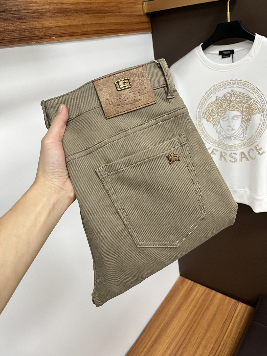 NO:647592,Burberry's 2025 autumn latest jeans are stress-free when entering and leaving the store. Best-selling models in the counter. Taste and value are shared. Very comfortable to wear. Low-key yet luxurious. Very classy to wear. Needless to say the trousers style and cut. The upper body is exquisite and vivid. Real first-class top quality. Really palace-level casual pants, using Turkish cotton to produce the most famous denim. Excellent quality. Heavy washing makes the pants very soft. Straight-footed version.  Don't be picky, the upper body is absolutely stylish QD25 is extremely luxurious!  Size 29-38,,burberry,jeans,alexander wang19860909巴宝莉 2025年秋季最新品牛仔裤出入专卖店无压力 专柜热销款 品味与价值共享 身穿着非常舒适 低调不失奢华 穿出去非常有档次,裤型款式和裁剪亦无需多言 上身精致跃然.真正一等一顶级质料 真正殿堂级的休闲裤,选用土耳其的棉花 生产出最有名的单宁布 品质卓然 经过重水洗使得裤子很柔软 直脚的版型 不挑人 上身绝对的有型 QD25 极度奢华！尺码29-38,,burberry,jeans,alexander wang,Men's clothing