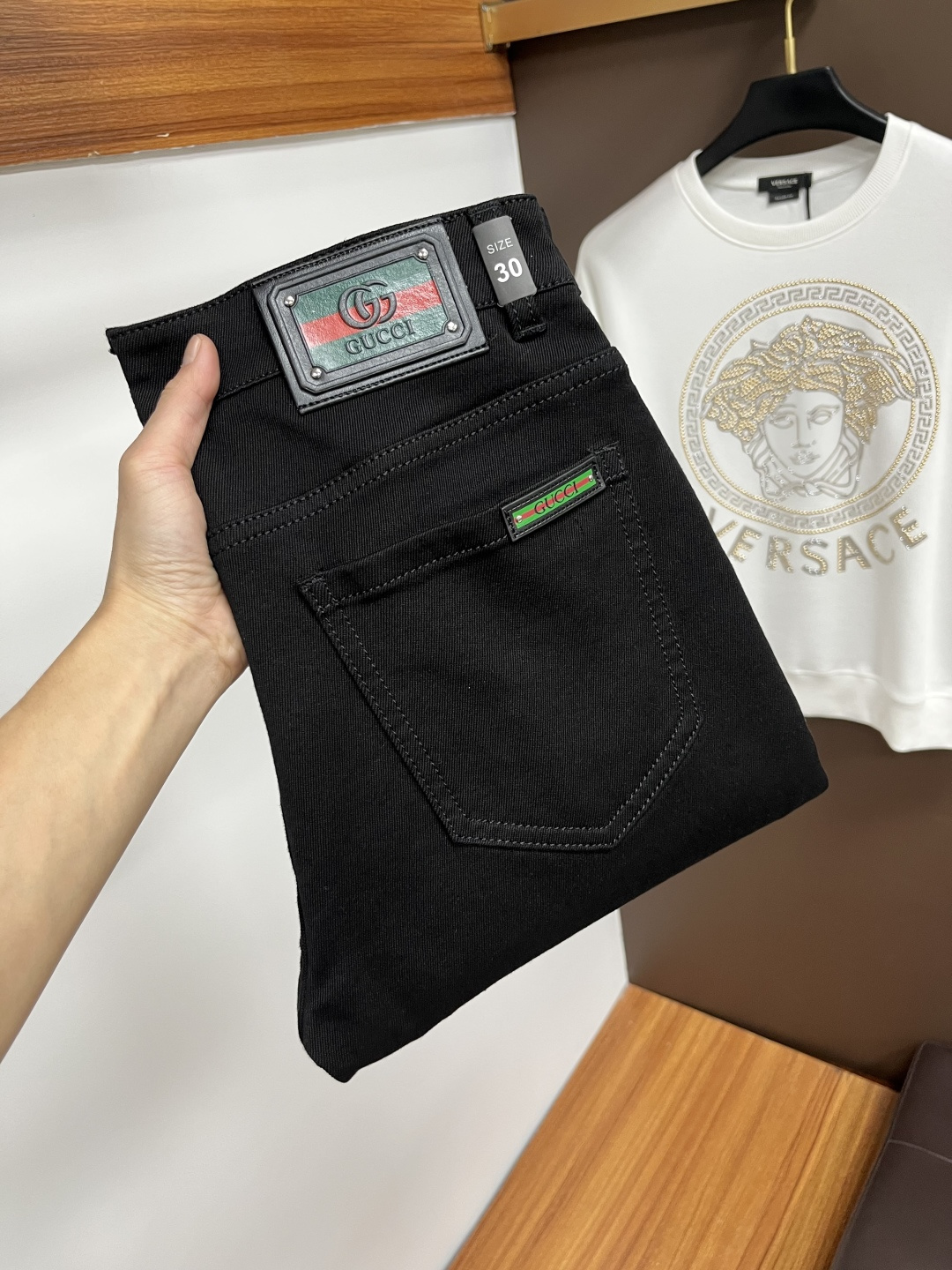 NO:647600,Gucci's latest 2025 autumn jeans are stress-free in and out of the store. Best-selling models in the counter. Shared taste and value. Very comfortable to wear. Low-key yet luxurious. Very classy to wear. Needless to say the trousers style and cut. The upper body is exquisite and vivid. Real first-class top quality materials. Really palace-level casual pants, using Turkish cotton to produce the most famous denim. Excellent quality. Heavy washing makes the pants very soft. Straight-leg version.  Don't be picky, the upper body is absolutely stylish QD25 is extremely luxurious!  Size 29-38,,jeans,alexander wang19860909古奇 2025年秋季最新品牛仔裤出入专卖店无压力 专柜热销款 品味与价值共享 身穿着非常舒适 低调不失奢华 穿出去非常有档次,裤型款式和裁剪亦无需多言 上身精致跃然.真正一等一顶级质料 真正殿堂级的休闲裤,选用土耳其的棉花 生产出最有名的单宁布 品质卓然 经过重水洗使得裤子很柔软 直脚的版型 不挑人 上身绝对的有型 QD25 极度奢华！尺码29-38,,jeans,alexander wang,Men's clothing