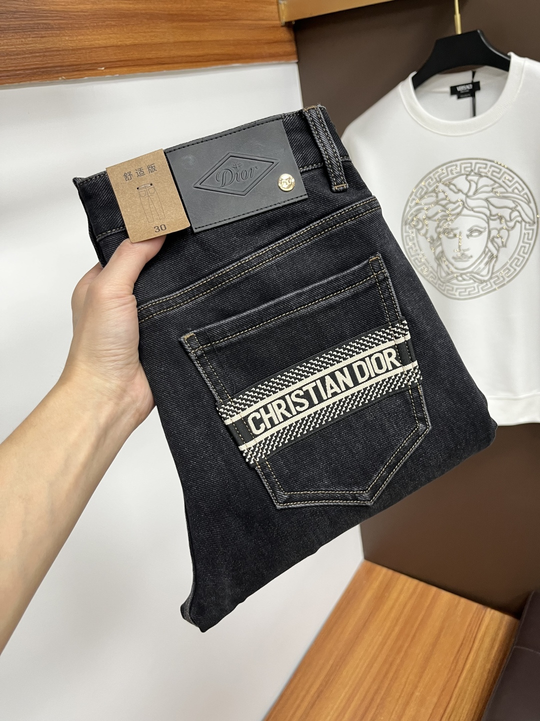 NO:649902,Dior's latest 2025 autumn jeans are stress-free in the store. Best-selling models in the counter. Shared taste and value. Very comfortable to wear. Low-key yet luxurious. Very classy to wear. Needless to say the trousers style and cut. The upper body is exquisite and vivid. Really first-class and top-quality materials. Really palace-level casual pants, using Turkish cotton to produce the most famous denim. Excellent quality. After heavy washing, the pants are very soft. Straight-leg version.  Don't be picky, the upper body is absolutely stylish QD25 is extremely luxurious!  Size 29-38,,dior,jeans,alexander wang19860909迪奥 2025年秋季最新品牛仔裤出入专卖店无压力 专柜热销款 品味与价值共享 身穿着非常舒适 低调不失奢华 穿出去非常有档次,裤型款式和裁剪亦无需多言 上身精致跃然.真正一等一顶级质料 真正殿堂级的休闲裤,选用土耳其的棉花 生产出最有名的单宁布 品质卓然 经过重水洗使得裤子很柔软 直脚的版型 不挑人 上身绝对的有型 QD25 极度奢华！尺码29-38,,dior,jeans,alexander wang,Men's clothing