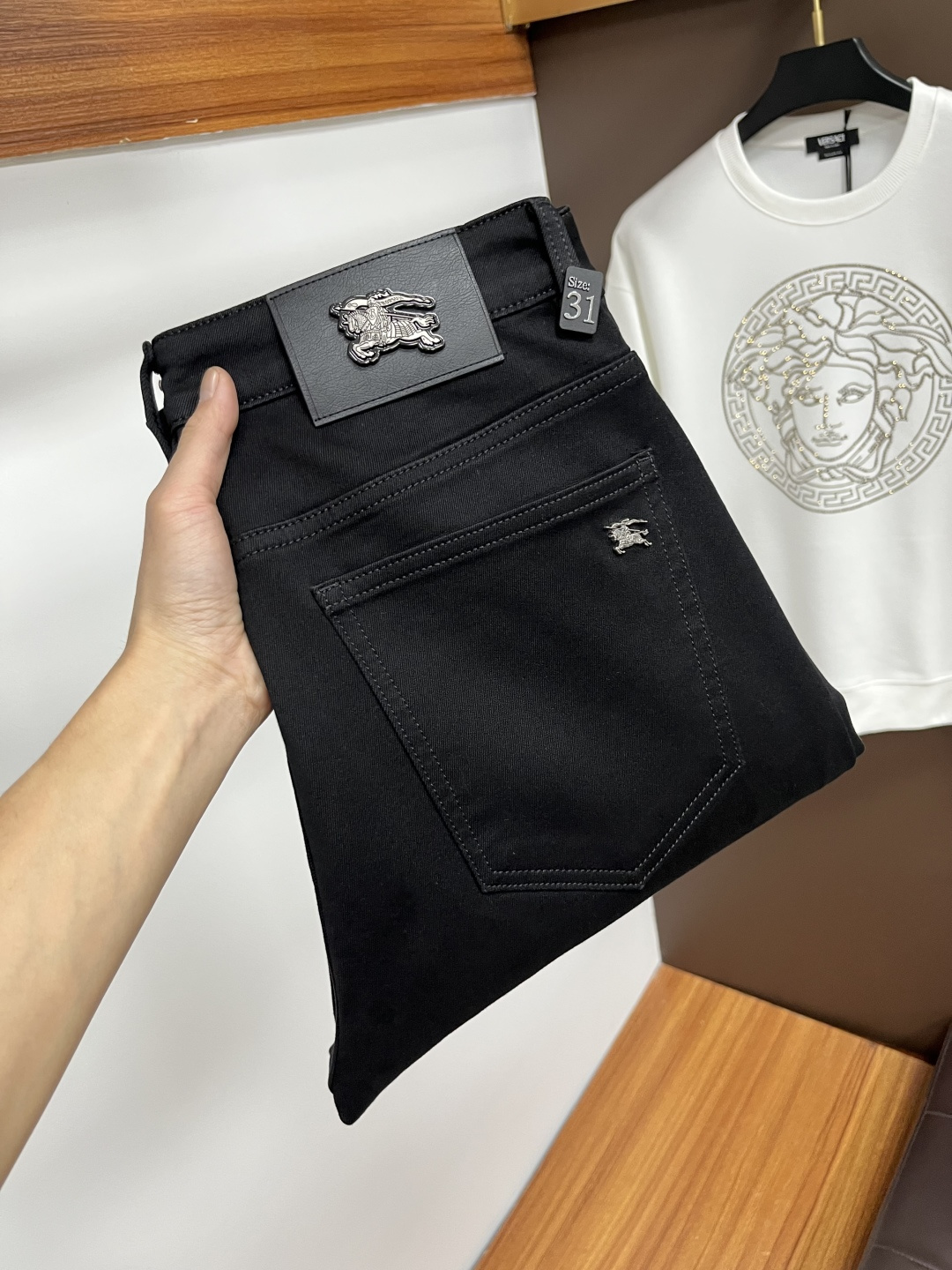 NO:649909,Burberry's 2025 autumn latest jeans are stress-free when entering and leaving the store. Best-selling models in the counter. Taste and value are shared. Very comfortable to wear. Low-key yet luxurious. Very classy to wear. Needless to say the trousers style and cut. The upper body is exquisite and vivid. Real first-class top quality. Really palace-level casual pants, using Turkish cotton to produce the most famous denim. Excellent quality. Heavy washing makes the pants very soft. Straight-footed version.  Don't be picky, the upper body is absolutely stylish QD25 is extremely luxurious!  Size 29-38,,burberry,jeans,alexander wang19860909巴宝莉 2025年秋季最新品牛仔裤出入专卖店无压力 专柜热销款 品味与价值共享 身穿着非常舒适 低调不失奢华 穿出去非常有档次,裤型款式和裁剪亦无需多言 上身精致跃然.真正一等一顶级质料 真正殿堂级的休闲裤,选用土耳其的棉花 生产出最有名的单宁布 品质卓然 经过重水洗使得裤子很柔软 直脚的版型 不挑人 上身绝对的有型 QD25 极度奢华！尺码29-38,,burberry,jeans,alexander wang,Men's clothing