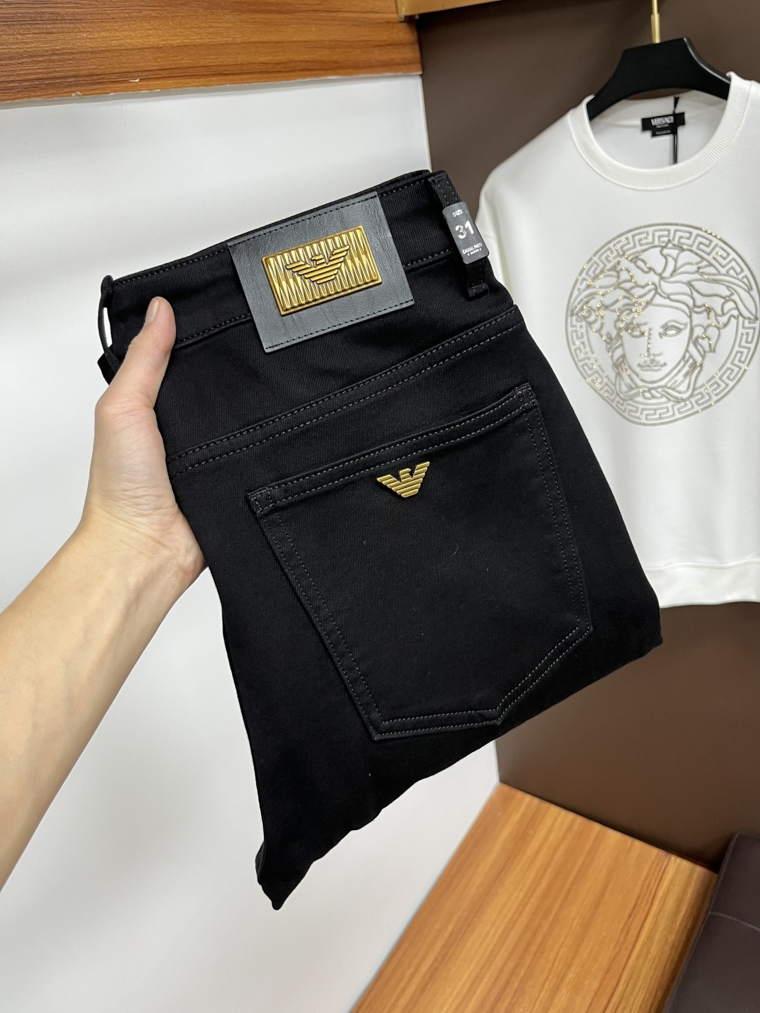 NO:649916,Armani's 2025 autumn latest jeans are stress-free when entering and leaving the store. Best-selling models in the counter. Taste and value are shared. Very comfortable to wear. Low-key yet luxurious. Very classy to wear. Needless to say the trousers style and cut. The upper body is exquisite and vivid. Really first-class and top-quality materials. Really palace-level casual pants, using Turkish cotton to produce the most famous denim. Excellent quality. Heavy washing makes the trousers very soft. Straight-leg version.  Don't be picky, the upper body is absolutely stylish QD25 is extremely luxurious!  Size 29-38,,armani,jeans,alexander wang19860909阿玛尼 2025年秋季最新品牛仔裤出入专卖店无压力 专柜热销款 品味与价值共享 身穿着非常舒适 低调不失奢华 穿出去非常有档次,裤型款式和裁剪亦无需多言 上身精致跃然.真正一等一顶级质料 真正殿堂级的休闲裤,选用土耳其的棉花 生产出最有名的单宁布 品质卓然 经过重水洗使得裤子很柔软 直脚的版型 不挑人 上身绝对的有型 QD25 极度奢华！尺码29-38,,armani,jeans,alexander wang,Men's clothing