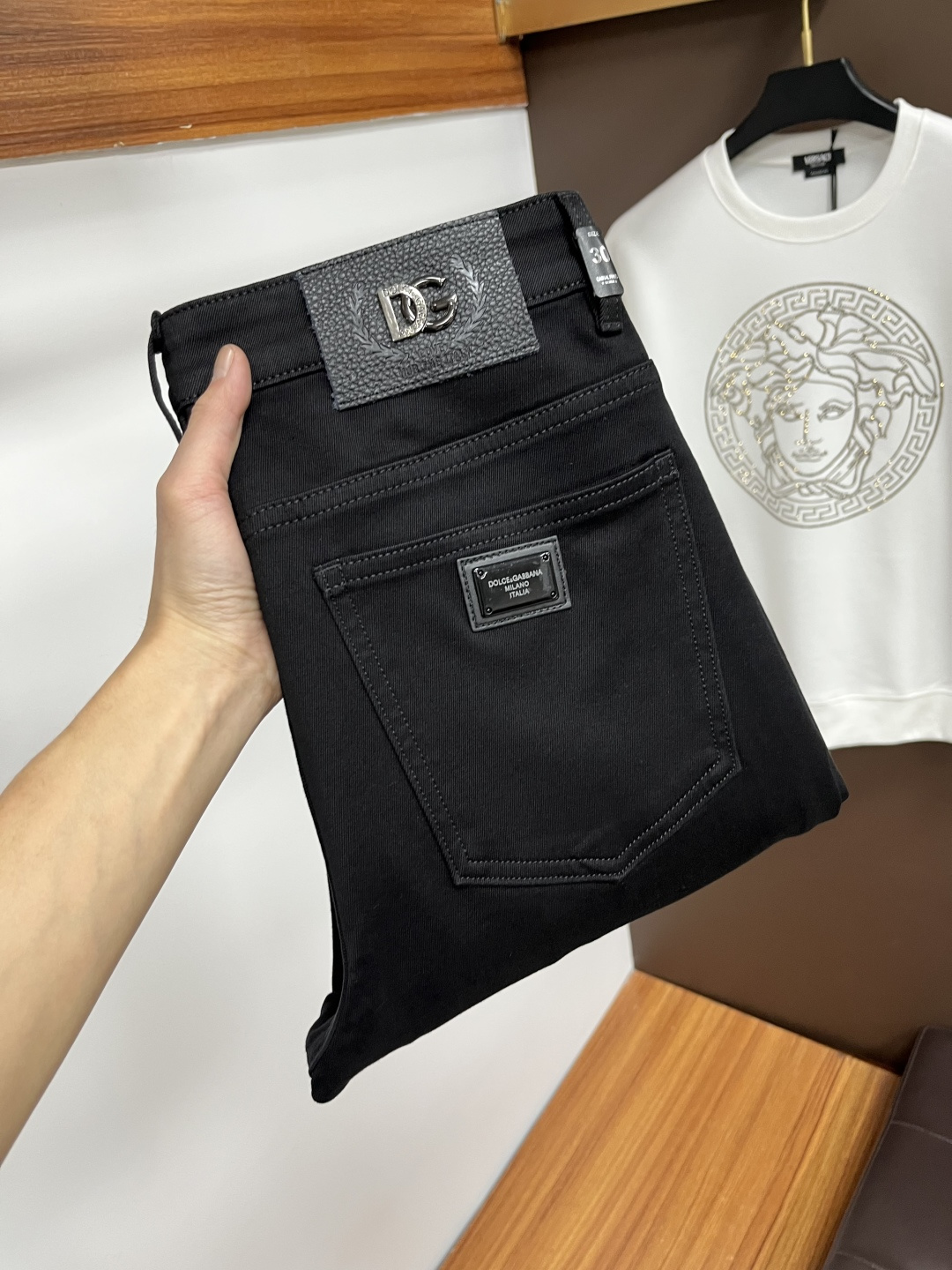 NO:649923,DG's latest 2025 autumn jeans are stress-free when entering and leaving the store. Best-selling models in the counter. Shared taste and value. Very comfortable to wear. Low-key yet luxurious. Very classy to wear. Needless to say the trousers style and cut. The upper body is exquisite and vivid. Real first-class top quality materials. Really top-level casual pants, using Turkish cotton. The most famous denim is produced. The quality is outstanding. After heavy washing, the pants are very soft. The straight-leg shape is not picky.  The upper body is absolutely stylish QD25 is extremely luxurious!  Size 29-38,,jeans,alexander wang19860909DG 2025年秋季最新品牛仔裤出入专卖店无压力 专柜热销款 品味与价值共享 身穿着非常舒适 低调不失奢华 穿出去非常有档次,裤型款式和裁剪亦无需多言 上身精致跃然.真正一等一顶级质料 真正殿堂级的休闲裤,选用土耳其的棉花 生产出最有名的单宁布 品质卓然 经过重水洗使得裤子很柔软 直脚的版型 不挑人 上身绝对的有型 QD25 极度奢华！尺码29-38,,jeans,alexander wang,Men's clothing