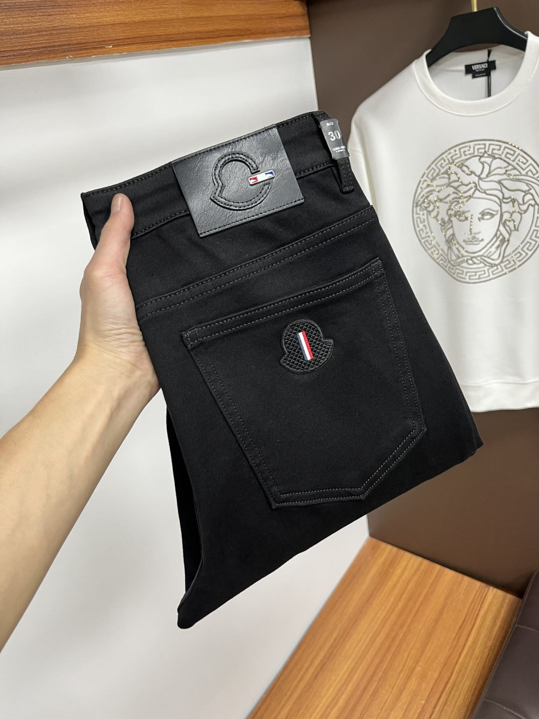 NO:649930,Mengkou 2025 autumn latest jeans, no pressure to go in and out of the store. Best-selling models in the counter. Shared taste and value. Very comfortable to wear. Low-key yet luxurious. Very classy to wear. Needless to say the trousers style and cut. The upper body is exquisite and vivid. Real first-class top quality. Really palace-level casual pants, using Turkish cotton. The most famous denim is produced. The quality is outstanding. After heavy washing, the pants are very soft. Straight-leg version.  Don't be picky, the upper body is absolutely stylish QD25 is extremely luxurious!  Size 29-38,,Moncler,jeans,alexander wang19860909蒙口 2025年秋季最新品牛仔裤出入专卖店无压力 专柜热销款 品味与价值共享 身穿着非常舒适 低调不失奢华 穿出去非常有档次,裤型款式和裁剪亦无需多言 上身精致跃然.真正一等一顶级质料 真正殿堂级的休闲裤,选用土耳其的棉花 生产出最有名的单宁布 品质卓然 经过重水洗使得裤子很柔软 直脚的版型 不挑人 上身绝对的有型 QD25 极度奢华！尺码29-38,,Moncler,jeans,alexander wang,Men's clothing