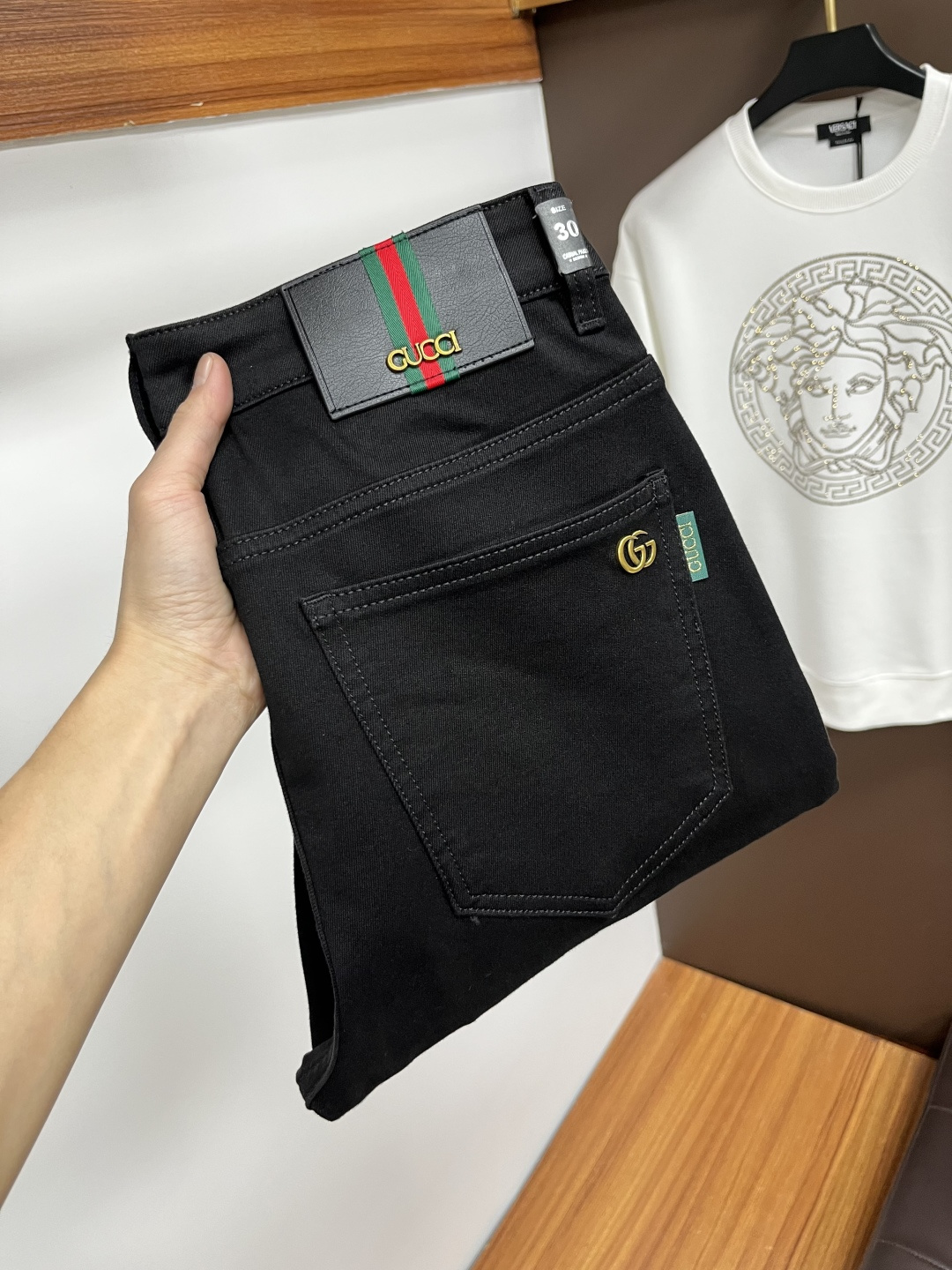 NO:649939,Gucci's latest 2025 autumn jeans are stress-free in and out of the store. Best-selling models in the counter. Shared taste and value. Very comfortable to wear. Low-key yet luxurious. Very classy to wear. Needless to say the trousers style and cut. The upper body is exquisite and vivid. Real first-class top quality materials. Really palace-level casual pants, using Turkish cotton to produce the most famous denim. Excellent quality. Heavy washing makes the pants very soft. Straight-leg version.  Don't be picky, the upper body is absolutely stylish QD25 is extremely luxurious!  Size 29-38,,jeans,alexander wang19860909古奇 2025年秋季最新品牛仔裤出入专卖店无压力 专柜热销款 品味与价值共享 身穿着非常舒适 低调不失奢华 穿出去非常有档次,裤型款式和裁剪亦无需多言 上身精致跃然.真正一等一顶级质料 真正殿堂级的休闲裤,选用土耳其的棉花 生产出最有名的单宁布 品质卓然 经过重水洗使得裤子很柔软 直脚的版型 不挑人 上身绝对的有型 QD25 极度奢华！尺码29-38,,jeans,alexander wang,Men's clothing