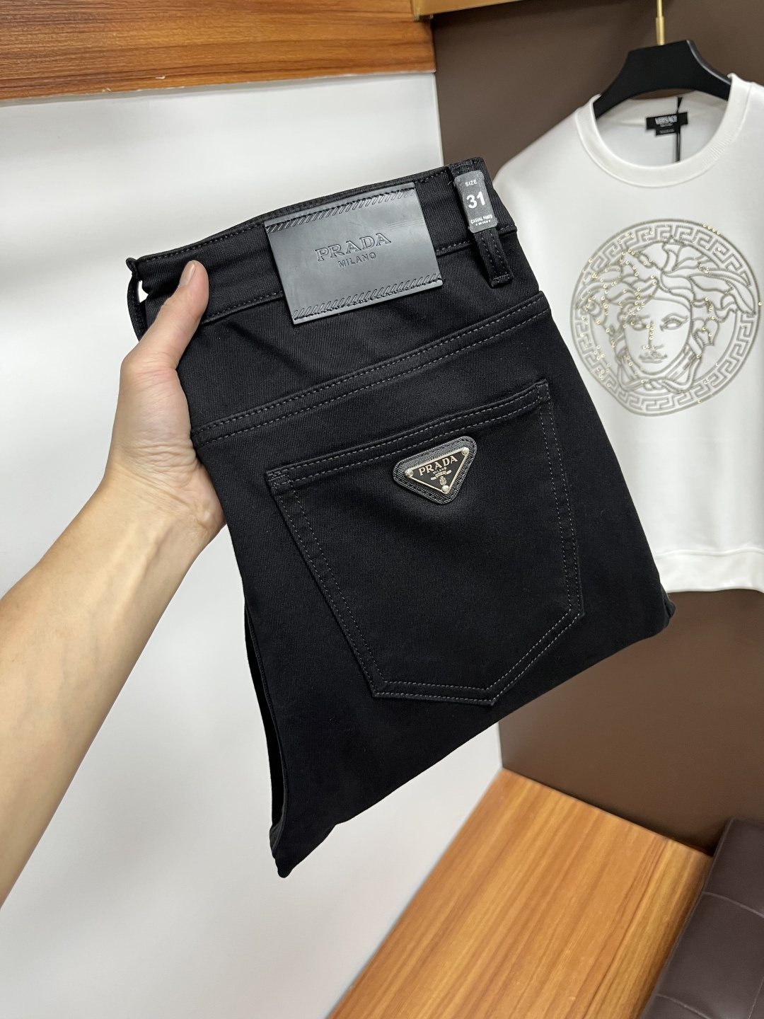 NO:649948,Prada's latest 2025 autumn jeans are stress-free in the store. Best-selling models in the counter. Taste and value are shared. Very comfortable to wear. Low-key yet luxurious. Very classy to wear. Needless to say the trousers style and cut. The upper body is exquisite and vivid. Real first-class top quality materials. Really palace-level casual pants, using Turkish cotton to produce the most famous denim. Excellent quality. Heavy washing makes the pants very soft. Straight-footed version.  Don't be picky, the upper body is absolutely stylish QD25 is extremely luxurious!  Size 29-38,,prada,jeans,alexander wang19860909普拉达 2025年秋季最新品牛仔裤出入专卖店无压力 专柜热销款 品味与价值共享 身穿着非常舒适 低调不失奢华 穿出去非常有档次,裤型款式和裁剪亦无需多言 上身精致跃然.真正一等一顶级质料 真正殿堂级的休闲裤,选用土耳其的棉花 生产出最有名的单宁布 品质卓然 经过重水洗使得裤子很柔软 直脚的版型 不挑人 上身绝对的有型 QD25 极度奢华！尺码29-38,,prada,jeans,alexander wang,Men's clothing