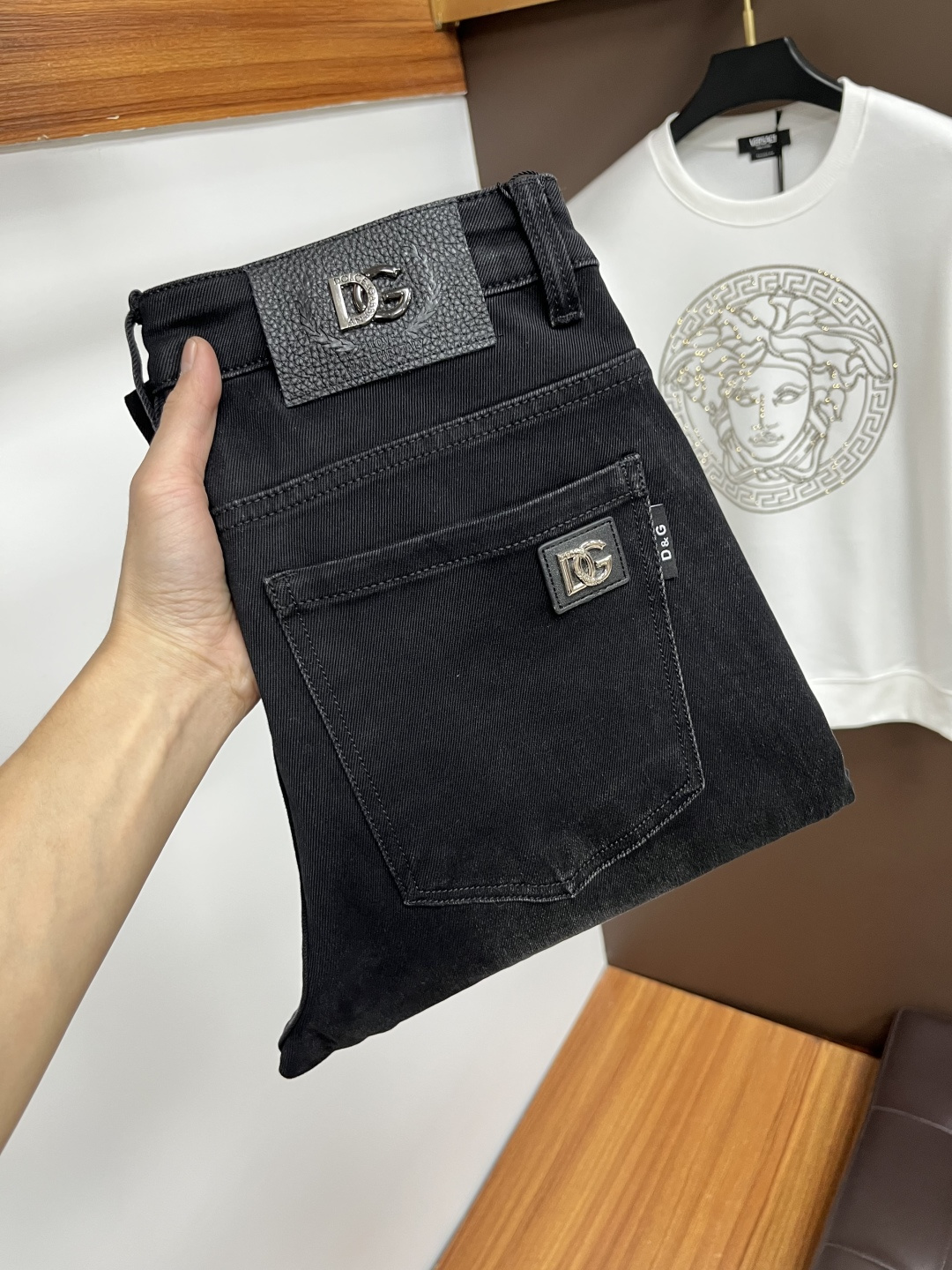 NO:649956,DG's latest 2025 autumn jeans are stress-free when entering and leaving the store. Best-selling models in the counter. Shared taste and value. Very comfortable to wear. Low-key yet luxurious. Very classy to wear. Needless to say the trousers style and cut. The upper body is exquisite and vivid. Real first-class top quality materials. Really top-level casual pants, using Turkish cotton. The most famous denim is produced. The quality is outstanding. After heavy washing, the pants are very soft. The straight-leg shape is not picky.  The upper body is absolutely stylish QD25 is extremely luxurious!  Size 29-38,,jeans,alexander wang19860909DG 2025年秋季最新品牛仔裤出入专卖店无压力 专柜热销款 品味与价值共享 身穿着非常舒适 低调不失奢华 穿出去非常有档次,裤型款式和裁剪亦无需多言 上身精致跃然.真正一等一顶级质料 真正殿堂级的休闲裤,选用土耳其的棉花 生产出最有名的单宁布 品质卓然 经过重水洗使得裤子很柔软 直脚的版型 不挑人 上身绝对的有型 QD25 极度奢华！尺码29-38,,jeans,alexander wang,Men's clothing