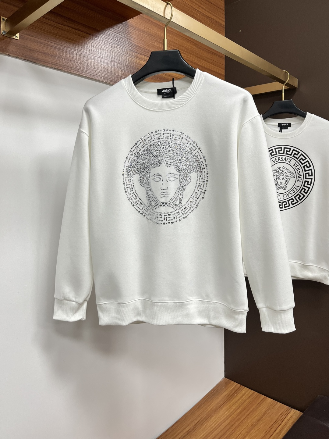 NO:652685,Versace autumn and winter European counter new styles  Top-quality original fashionable casual long-sleeved T-shirt sweatshirt. Customized by early autumn fashion internet celebrities. It is made of imported high-density silk cotton fabrics and exquisite original logo. It has excellent comfort and breathability. It is soft, anti-wrinkle, elastic and has excellent drape. It is handsome whether worn alone or as an inner layer. It is in line with men's practical dressing habits.  , pursue luxury, noble and elegant style, create extraordinary men's taste, the first choice for urban fashion men. Sizes M~5XL (can wear 110~215 pounds), versace, hoodie, sweatshirts, tees, t-shirt, alexander  wang19860909范思哲 秋冬欧洲专柜新款 顶级原单时尚休闲长袖T恤卫衣.早秋时尚网红潮人定制,精选进口高密度蚕丝棉面料,精致原版logo打造,舒适性与透气性兼优,柔软抗皱弹性和垂性极佳,无论是单穿或是内搭都是帅气十足,吻合了男性实用穿衣习惯,追求奢华高贵优雅风范,打造不凡男士品味,都市时尚男士首选.尺码M~5XL(可穿110～215斤）,,versace,hoodie,sweatshirts,tees，t-shirt,alexander wang,Men's clothing