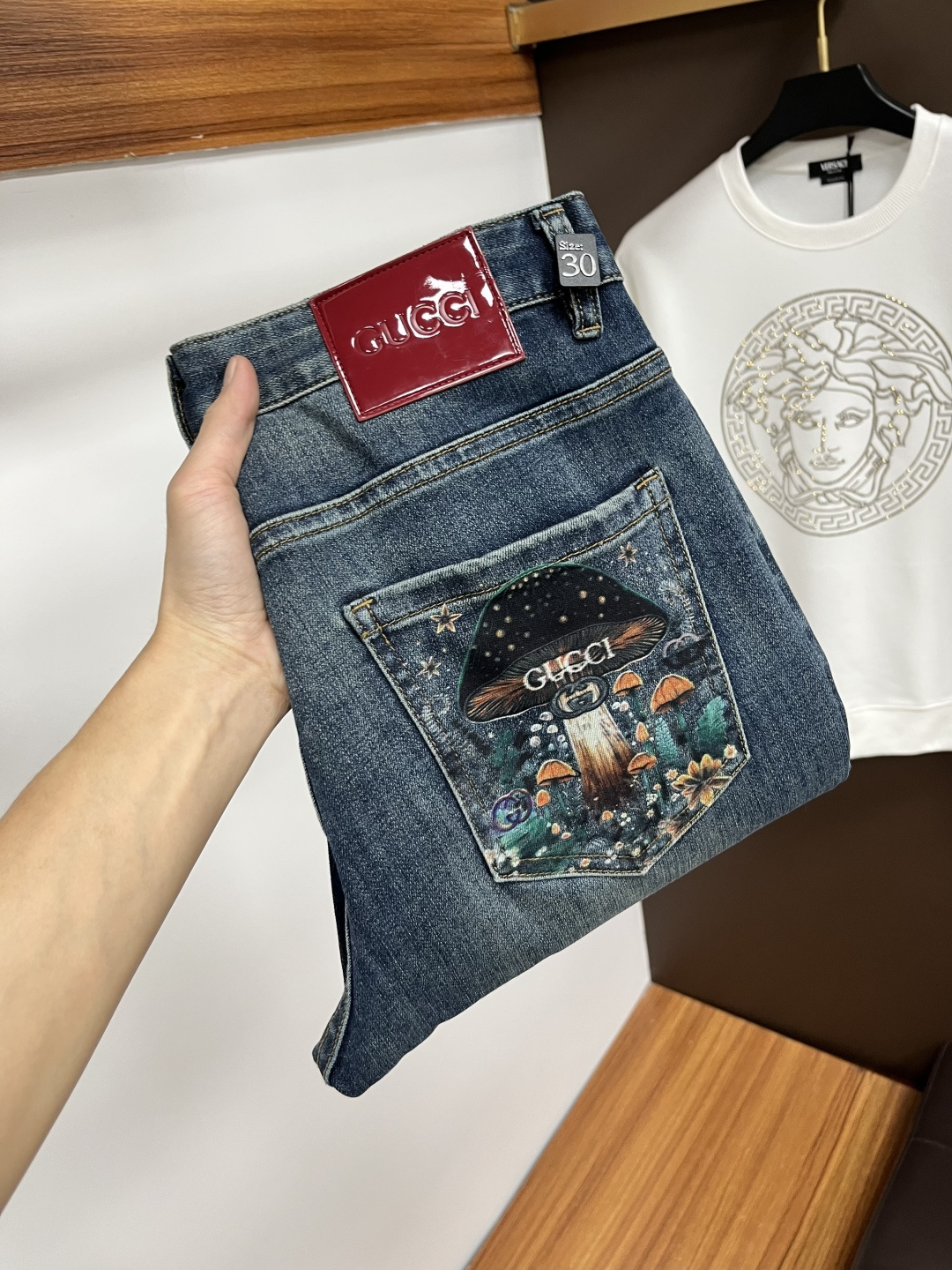 NO:652691,Gucci's latest autumn jeans are stress-free when entering and exiting the store. Best-selling models in the counter. Shared taste and value. Very comfortable to wear. Low-key yet luxurious. Very classy to wear. Needless to say the trousers style and cut. The upper body is exquisite and vivid. Really first-class and top-quality materials. Really top-level casual pants, using Turkish cotton. The most famous denim is produced. The quality is outstanding. After heavy washing, the pants are very soft. The straight-leg version is not picky.  The upper body is absolutely stylish QD25 is extremely luxurious!  Size 29-38,,jeans,alexander wang19860909古奇 年秋季最新品牛仔裤出入专卖店无压力 专柜热销款 品味与价值共享 身穿着非常舒适 低调不失奢华 穿出去非常有档次,裤型款式和裁剪亦无需多言 上身精致跃然.真正一等一顶级质料 真正殿堂级的休闲裤,选用土耳其的棉花 生产出最有名的单宁布 品质卓然 经过重水洗使得裤子很柔软 直脚的版型 不挑人 上身绝对的有型 QD25 极度奢华！尺码29-38,,jeans,alexander wang,Men's clothing