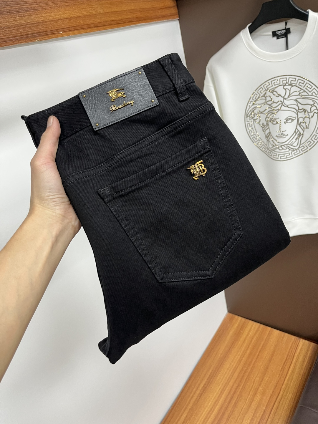 NO:652695,Burberry's latest autumn jeans are stress-free in and out of the store. The best-selling models in the counter share taste and value. They are very comfortable to wear. Low-key yet luxurious. They are very classy to wear. Needless to say the style and cut of the pants. The upper body is exquisite and vivid. Really first-class and top-quality materials. Really top-level casual pants, using Turkish cotton. The most famous denim is produced. The quality is outstanding. After heavy washing, the pants are very soft. The straight-leg shape is not picky.  The upper body is absolutely stylish QD25 is extremely luxurious!  Size 29-38,,burberry,jeans,alexander wang19860909巴宝莉 年秋季最新品牛仔裤出入专卖店无压力 专柜热销款 品味与价值共享 身穿着非常舒适 低调不失奢华 穿出去非常有档次,裤型款式和裁剪亦无需多言 上身精致跃然.真正一等一顶级质料 真正殿堂级的休闲裤,选用土耳其的棉花 生产出最有名的单宁布 品质卓然 经过重水洗使得裤子很柔软 直脚的版型 不挑人 上身绝对的有型 QD25 极度奢华！尺码29-38,,burberry,jeans,alexander wang,Men's clothing