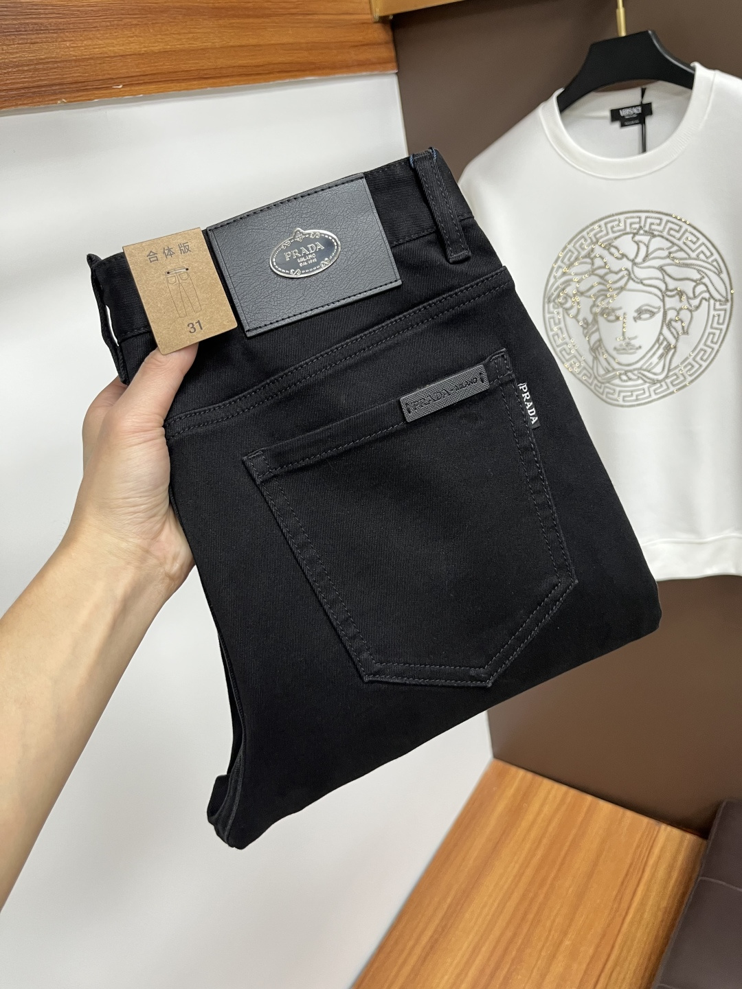 NO:655215,Prada's latest autumn jeans are stress-free when entering and exiting the store. Best-selling models in the counter. Shared taste and value. Very comfortable to wear. Low-key yet luxurious. Very classy to wear. Needless to say the trousers style and cut. The upper body is exquisite and vivid. Really first-class and top-quality materials. Really top-level casual pants, using Turkish cotton. The most famous denim is produced. The quality is outstanding. After heavy washing, the pants are very soft. The straight-leg version is not picky.  The upper body is absolutely stylish QD25 is extremely luxurious!  Size 29-38,,prada,jeans,alexander wang19860909普拉达 年秋季最新品牛仔裤出入专卖店无压力 专柜热销款 品味与价值共享 身穿着非常舒适 低调不失奢华 穿出去非常有档次,裤型款式和裁剪亦无需多言 上身精致跃然.真正一等一顶级质料 真正殿堂级的休闲裤,选用土耳其的棉花 生产出最有名的单宁布 品质卓然 经过重水洗使得裤子很柔软 直脚的版型 不挑人 上身绝对的有型 QD25 极度奢华！尺码29-38,,prada,jeans,alexander wang,Men's clothing