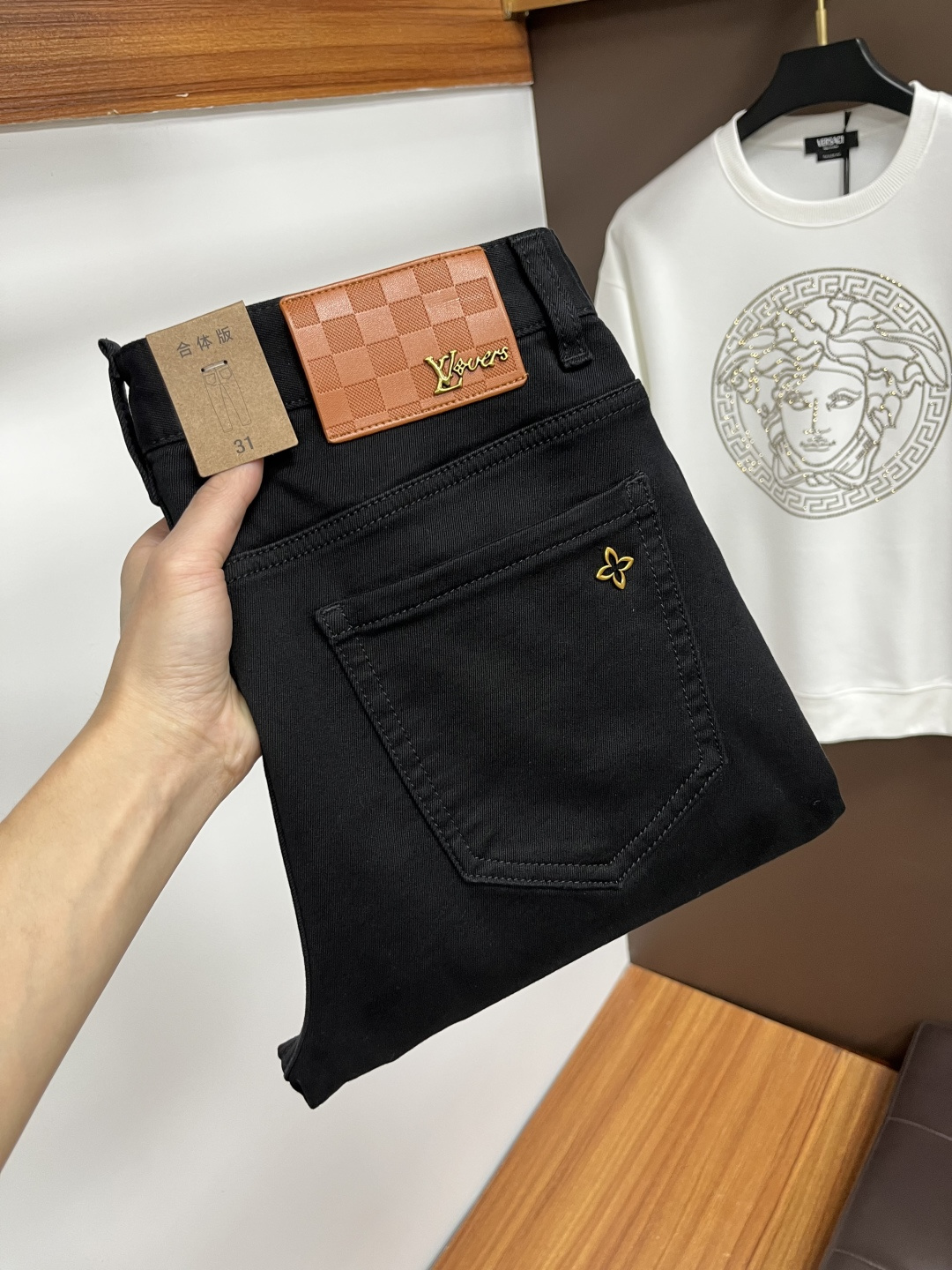 NO:655220,LV's latest autumn jeans are stress-free when entering and exiting the store. Best-selling models in the counter. Shared taste and value. Very comfortable to wear. Low-key yet luxurious. Very classy to wear. Needless to say the trousers style and cut. The upper body is exquisite and vivid. Really first-class and top-quality materials. Really top-level casual pants, using Turkish cotton. The most famous denim is produced. The quality is outstanding. After heavy washing, the pants are very soft. The straight-leg version is not picky.  The upper body is absolutely stylish QD25 is extremely luxurious!  Size 29-38,,louis vuitton,jeans,alexander wang19860909LV 年秋季最新品牛仔裤出入专卖店无压力 专柜热销款 品味与价值共享 身穿着非常舒适 低调不失奢华 穿出去非常有档次,裤型款式和裁剪亦无需多言 上身精致跃然.真正一等一顶级质料 真正殿堂级的休闲裤,选用土耳其的棉花 生产出最有名的单宁布 品质卓然 经过重水洗使得裤子很柔软 直脚的版型 不挑人 上身绝对的有型 QD25 极度奢华！尺码29-38,,louis vuitton,jeans,alexander wang,Men's clothing