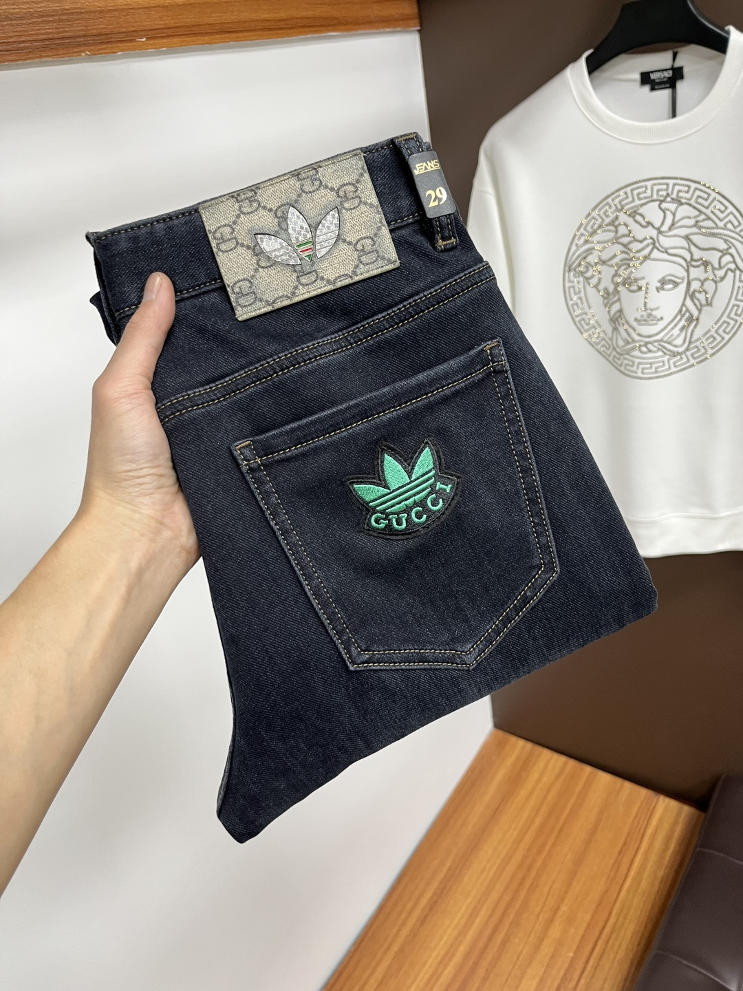 NO:655225,Gucci's latest autumn jeans are stress-free when entering and exiting the store. Best-selling models in the counter. Shared taste and value. Very comfortable to wear. Low-key yet luxurious. Very classy to wear. Needless to say the trousers style and cut. The upper body is exquisite and vivid. Really first-class and top-quality materials. Really top-level casual pants, using Turkish cotton. The most famous denim is produced. The quality is outstanding. After heavy washing, the pants are very soft. The straight-leg version is not picky.  The upper body is absolutely stylish QD25 is extremely luxurious!  Size 29-38,,jeans,alexander wang19860909古奇 年秋季最新品牛仔裤出入专卖店无压力 专柜热销款 品味与价值共享 身穿着非常舒适 低调不失奢华 穿出去非常有档次,裤型款式和裁剪亦无需多言 上身精致跃然.真正一等一顶级质料 真正殿堂级的休闲裤,选用土耳其的棉花 生产出最有名的单宁布 品质卓然 经过重水洗使得裤子很柔软 直脚的版型 不挑人 上身绝对的有型 QD25 极度奢华！尺码29-38,,jeans,alexander wang,Men's clothing