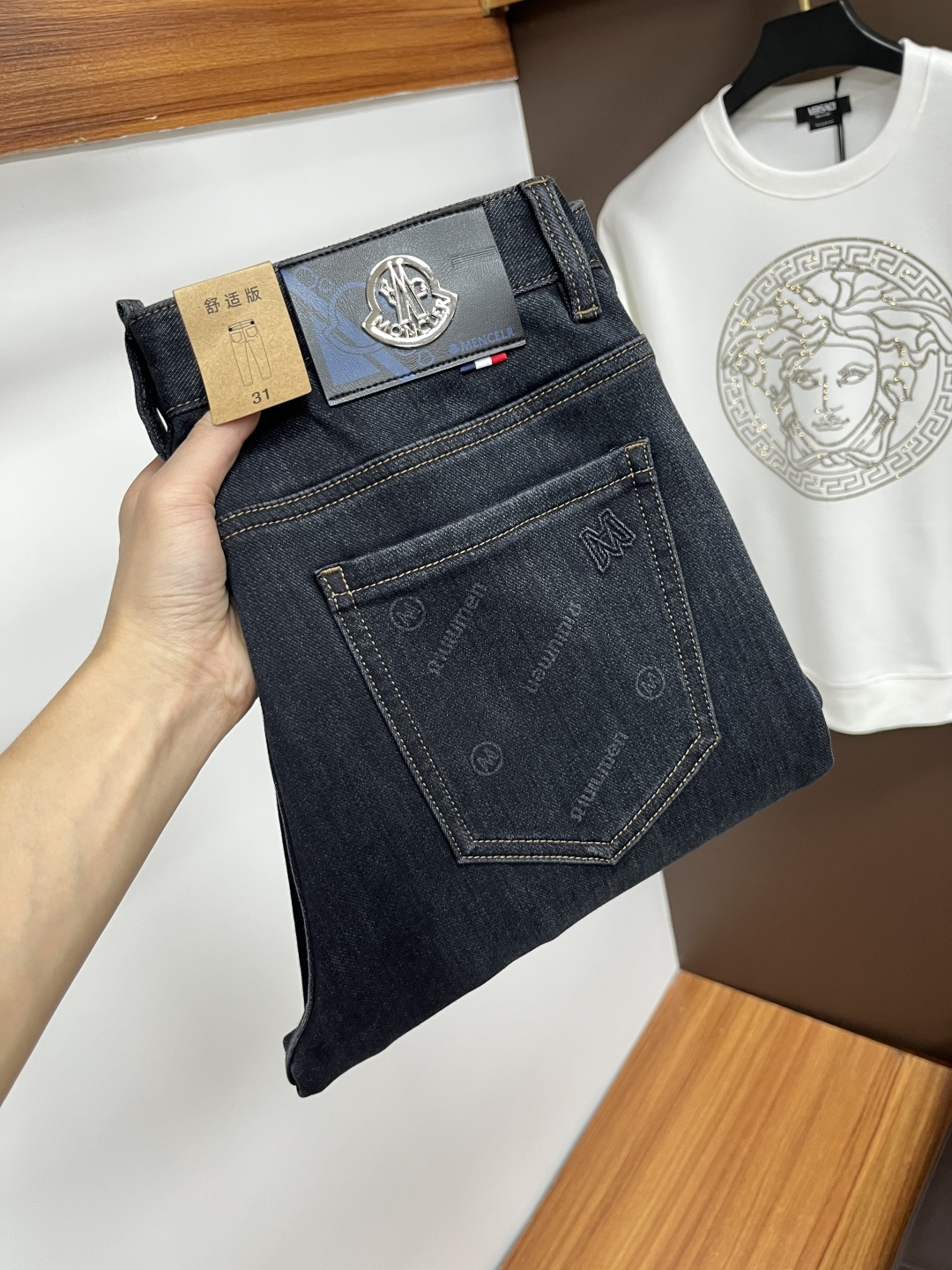 NO:655230,Mengkou's latest autumn jeans are stress-free when entering and leaving the store. Best-selling models in the counter. Taste and value are shared. Very comfortable to wear. Low-key yet luxurious. Very classy to wear. Needless to say the trousers style and cut. The upper body is exquisite and vivid. Really first-class and top-quality materials. Really top-level casual pants, using Turkish cotton. The most famous denim is produced. The quality is outstanding. After heavy washing, the pants are very soft. The straight-leg version is not picky.  The upper body is absolutely stylish QD25 is extremely luxurious!  Size 29-38,,Moncler,jeans,alexander wang19860909蒙口 年秋季最新品牛仔裤出入专卖店无压力 专柜热销款 品味与价值共享 身穿着非常舒适 低调不失奢华 穿出去非常有档次,裤型款式和裁剪亦无需多言 上身精致跃然.真正一等一顶级质料 真正殿堂级的休闲裤,选用土耳其的棉花 生产出最有名的单宁布 品质卓然 经过重水洗使得裤子很柔软 直脚的版型 不挑人 上身绝对的有型 QD25 极度奢华！尺码29-38,,Moncler,jeans,alexander wang,Men's clothing