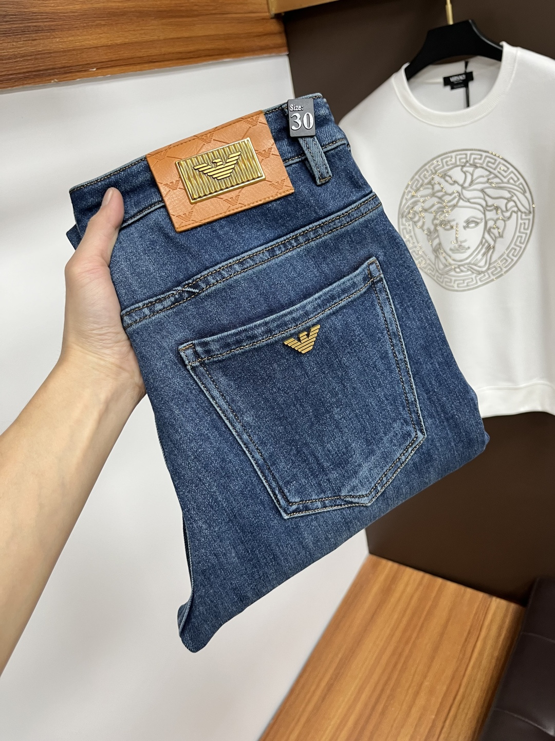 NO:655235,Armani's latest autumn jeans are stress-free when entering and leaving the store. Best-selling models in the counter. Shared taste and value. Very comfortable to wear. Low-key yet luxurious. Very classy to wear. Needless to say the trousers style and cut. The upper body is exquisite and vivid. Really first-class and top-quality materials. Really top-level casual pants, using Turkish cotton. The most famous denim fabric is produced. The quality is outstanding. After heavy washing, the pants are very soft. The straight-leg version is not picky.  The upper body is absolutely stylish QD25 is extremely luxurious!  Size 29-38,,armani,jeans,alexander wang19860909阿玛尼 年秋季最新品牛仔裤出入专卖店无压力 专柜热销款 品味与价值共享 身穿着非常舒适 低调不失奢华 穿出去非常有档次,裤型款式和裁剪亦无需多言 上身精致跃然.真正一等一顶级质料 真正殿堂级的休闲裤,选用土耳其的棉花 生产出最有名的单宁布 品质卓然 经过重水洗使得裤子很柔软 直脚的版型 不挑人 上身绝对的有型 QD25 极度奢华！尺码29-38,,armani,jeans,alexander wang,Men's clothing