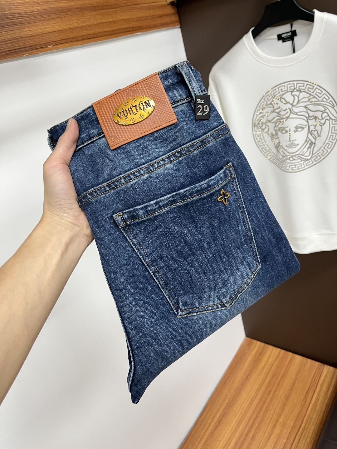 NO:655240,LV's latest autumn jeans are stress-free when entering and exiting the store. Best-selling models in the counter. Shared taste and value. Very comfortable to wear. Low-key yet luxurious. Very classy to wear. Needless to say the trousers style and cut. The upper body is exquisite and vivid. Really first-class and top-quality materials. Really top-level casual pants, using Turkish cotton. The most famous denim is produced. The quality is outstanding. After heavy washing, the pants are very soft. The straight-leg version is not picky.  The upper body is absolutely stylish QD25 is extremely luxurious!  Size 29-38,,louis vuitton,jeans,alexander wang19860909LV 年秋季最新品牛仔裤出入专卖店无压力 专柜热销款 品味与价值共享 身穿着非常舒适 低调不失奢华 穿出去非常有档次,裤型款式和裁剪亦无需多言 上身精致跃然.真正一等一顶级质料 真正殿堂级的休闲裤,选用土耳其的棉花 生产出最有名的单宁布 品质卓然 经过重水洗使得裤子很柔软 直脚的版型 不挑人 上身绝对的有型 QD25 极度奢华！尺码29-38,,louis vuitton,jeans,alexander wang,Men's clothing