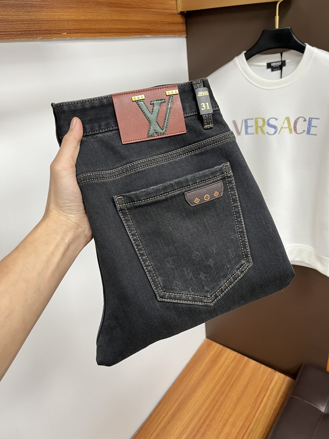 NO:712342,Exchanges are supported after the end of the year. LV's latest autumn jeans are stress-free to enter and leave the store. Best-selling models in the counters. Taste and value are shared. Very comfortable to wear. Low-key yet luxurious. Very classy to wear. Needless to say the trousers style and cut. The upper body is exquisite and vivid. Real first-class top quality materials. Really palace-level casual pants, using Turkish cotton. The most famous denim fabric is produced. The quality is outstanding. After heavy washing, the pants are very soft. The straight-leg version is not picky.  The upper body is absolutely stylish QD25 is extremely luxurious!  Size 29-38,,louis vuitton,jeans,19860909支持年后退换.LV 年秋季最新品牛仔裤出入专卖店无压力 专柜热销款 品味与价值共享 身穿着非常舒适 低调不失奢华 穿出去非常有档次,裤型款式和裁剪亦无需多言 上身精致跃然.真正一等一顶级质料 真正殿堂级的休闲裤,选用土耳其的棉花 生产出最有名的单宁布 品质卓然 经过重水洗使得裤子很柔软 直脚的版型 不挑人 上身绝对的有型 QD25 极度奢华！尺码29-38,,louis vuitton,jeans,,Men's clothing