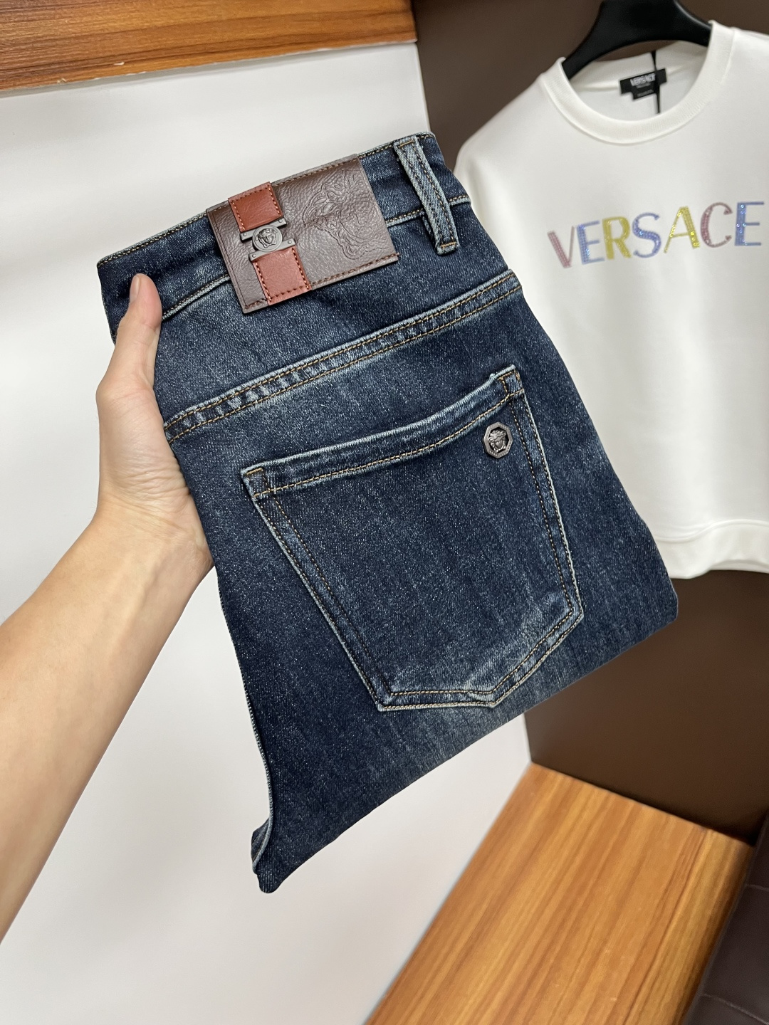 NO:661640,Versace's latest jeans in autumn 2025 are stress-free to enter and leave the store. Best-selling models in the counter. Taste and value are shared. Very comfortable to wear. Low-key yet luxurious. Very classy to wear. Needless to say the trousers style and cut. The upper body is exquisite and vivid. Real first-class top quality. Really palace-level casual pants, using Turkish cotton to produce the most famous denim. Excellent quality. Heavy washing makes the pants very soft. Straight-leg version.  Don't be picky, the upper body is absolutely stylish QD25 is extremely luxurious!  Size 29-38,,versace,jeans, 19860909范思哲 2025年秋季最新品牛仔裤出入专卖店无压力 专柜热销款 品味与价值共享 身穿着非常舒适 低调不失奢华 穿出去非常有档次,裤型款式和裁剪亦无需多言 上身精致跃然.真正一等一顶级质料 真正殿堂级的休闲裤,选用土耳其的棉花 生产出最有名的单宁布 品质卓然 经过重水洗使得裤子很柔软 直脚的版型 不挑人 上身绝对的有型 QD25 极度奢华！尺码29-38,,versace,jeans, ,Men's clothing