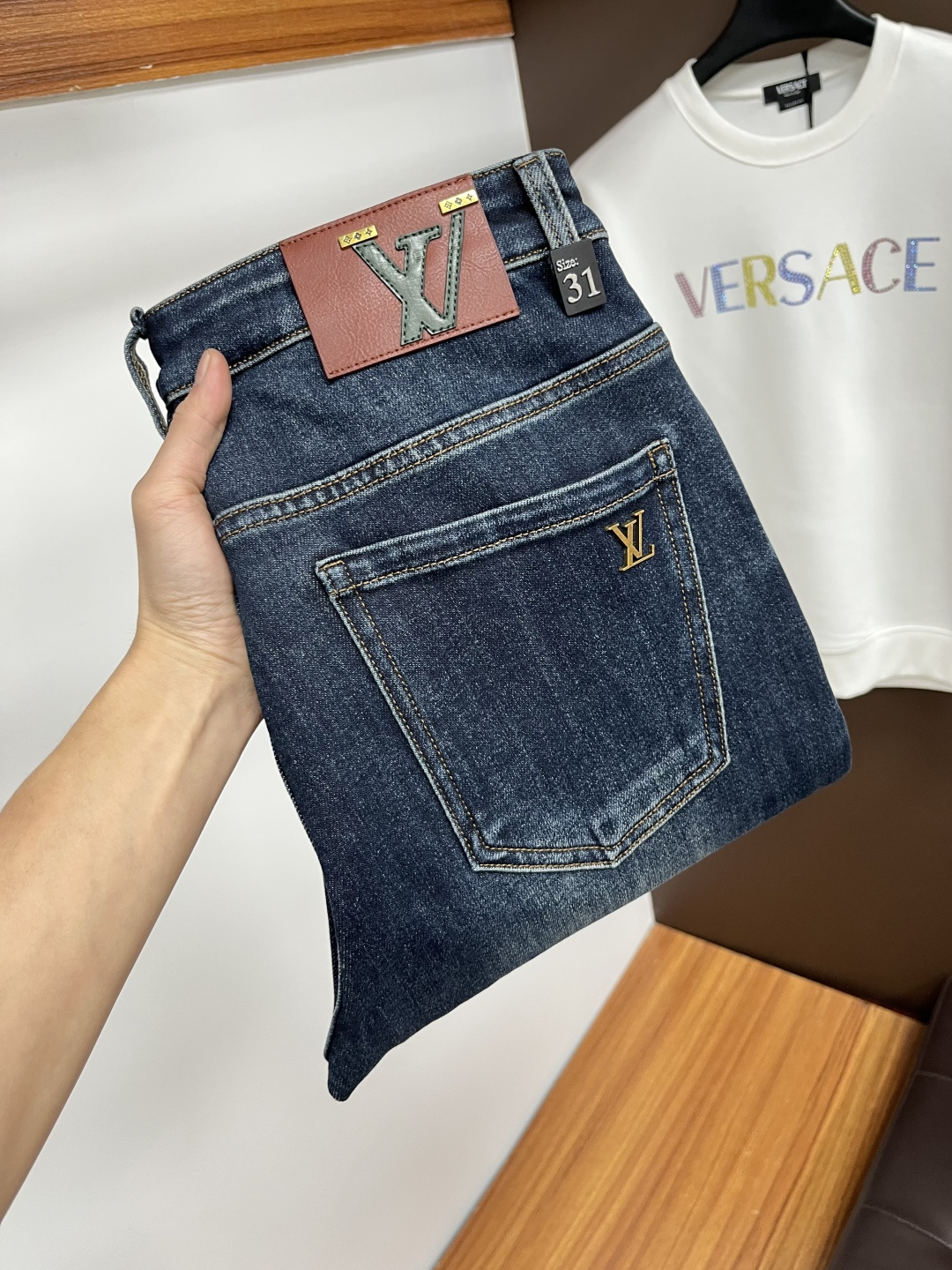 NO:661644,LV's latest 2025 autumn jeans are stress-free in and out of the store. Best-selling models in the counter. Taste and value are shared. Very comfortable to wear. Low-key yet luxurious. Very classy to wear. Needless to say the trousers style and cut. The upper body is exquisite and vivid. Real first-class top quality. Really top-level casual pants, using Turkish cotton. The most famous denim is produced. The quality is outstanding. After heavy washing, the pants are very soft. The straight-leg version is not picky.  The upper body is absolutely stylish QD25 is extremely luxurious!  Size 29-38,,louis vuitton,jeans, 19860909LV 2025年秋季最新品牛仔裤出入专卖店无压力 专柜热销款 品味与价值共享 身穿着非常舒适 低调不失奢华 穿出去非常有档次,裤型款式和裁剪亦无需多言 上身精致跃然.真正一等一顶级质料 真正殿堂级的休闲裤,选用土耳其的棉花 生产出最有名的单宁布 品质卓然 经过重水洗使得裤子很柔软 直脚的版型 不挑人 上身绝对的有型 QD25 极度奢华！尺码29-38,,louis vuitton,jeans, ,Men's clothing