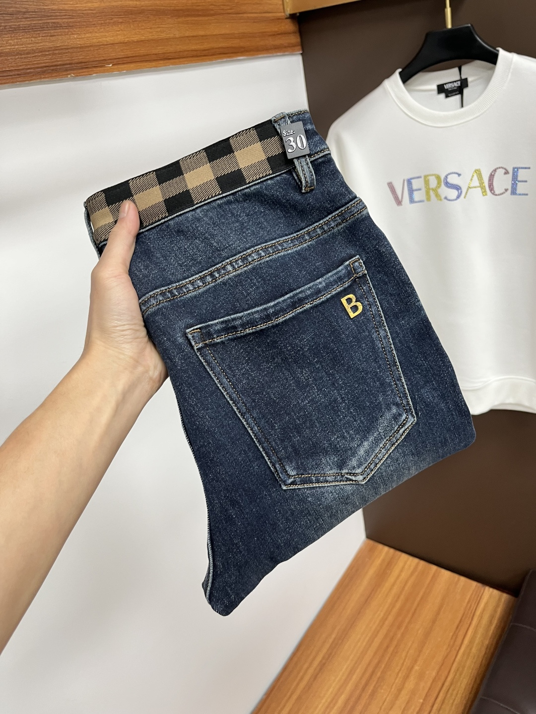 NO:661648,Burberry's 2025 autumn latest jeans are stress-free when entering and leaving the store. Best-selling models in the counter. Taste and value are shared. Very comfortable to wear. Low-key yet luxurious. Very classy to wear. Needless to say the trousers style and cut. The upper body is exquisite and vivid. Real first-class top quality. Really palace-level casual pants, using Turkish cotton to produce the most famous denim. Excellent quality. Heavy washing makes the pants very soft. Straight-footed version.  Don't be picky, the upper body is absolutely stylish QD25 is extremely luxurious!  Size 29-38,,burberry,jeans, 19860909巴宝莉 2025年秋季最新品牛仔裤出入专卖店无压力 专柜热销款 品味与价值共享 身穿着非常舒适 低调不失奢华 穿出去非常有档次,裤型款式和裁剪亦无需多言 上身精致跃然.真正一等一顶级质料 真正殿堂级的休闲裤,选用土耳其的棉花 生产出最有名的单宁布 品质卓然 经过重水洗使得裤子很柔软 直脚的版型 不挑人 上身绝对的有型 QD25 极度奢华！尺码29-38,,burberry,jeans, ,Men's clothing