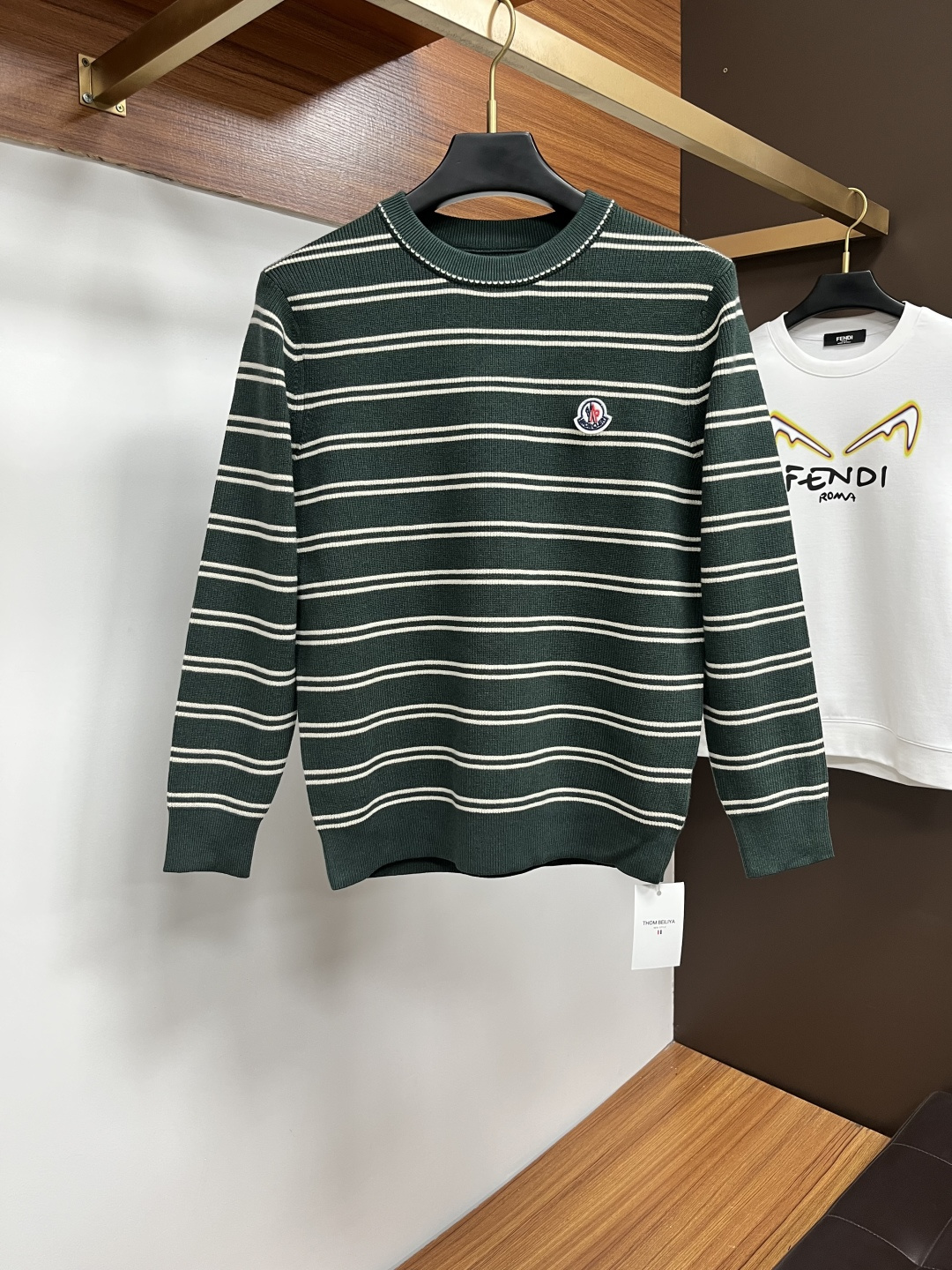 NO:655197,Mengkou FW new autumn and winter old money style woolen sweater, sold at the same time at the counter, original order, imported wool fabric, spliced ​​color matching, three-dimensional and stylish, brand logo accessories, original customized hardware, original OEM production, full texture, soft touch, high-end upper body, a must-have item for business and leisure, size M-3XL,, Moncler, alexander wang19860909蒙口 FW秋冬新款老钱风羊毛衫,专柜同步发售,原单狠货,面料选用进口羊毛,拼接配色,立体有型,采用品牌Logo配饰,原版定制五金,原厂代工出品,质地饱满,触感柔软,上身高端大气,商务休闲必备单品 码数M-3XL,,Moncler,alexander wang,Men's clothing