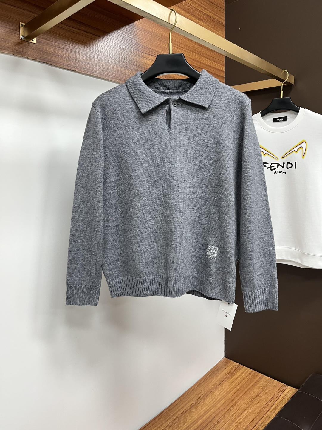 NO:655202,Loewe FW new autumn and winter old money style woolen sweater, sold at the same time at the counter, original order, the fabric is imported wool, spliced ​​color matching, three-dimensional and stylish, using brand logo accessories, original customized hardware, original OEM production, full texture, soft touch, high-end upper body, business and leisure essential item, size M-3XL,, loewe, alexander wang19860909罗意威 FW秋冬新款老钱风羊毛衫,专柜同步发售,原单狠货,面料选用进口羊毛,拼接配色,立体有型,采用品牌Logo配饰,原版定制五金,原厂代工出品,质地饱满,触感柔软,上身高端大气,商务休闲必备单品 码数M-3XL,,loewe,alexander wang,Men's clothing