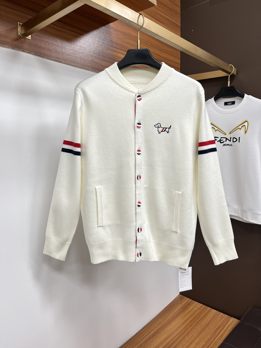 NO:655206,TB FW new autumn and winter old money style wool sweater, sold simultaneously at the counter, original order, imported wool fabric, spliced ​​color matching, three-dimensional and stylish, brand logo accessories, original customized hardware, original OEM production, full texture, soft touch, high-end upper body, a must-have item for business and leisure, size M-3XL,, alexander wang19860909TB FW秋冬新款老钱风羊毛衫,专柜同步发售,原单狠货,面料选用进口羊毛,拼接配色,立体有型,采用品牌Logo配饰,原版定制五金,原厂代工出品,质地饱满,触感柔软,上身高端大气,商务休闲必备单品 码数M-3XL,,alexander wang,Men's clothing